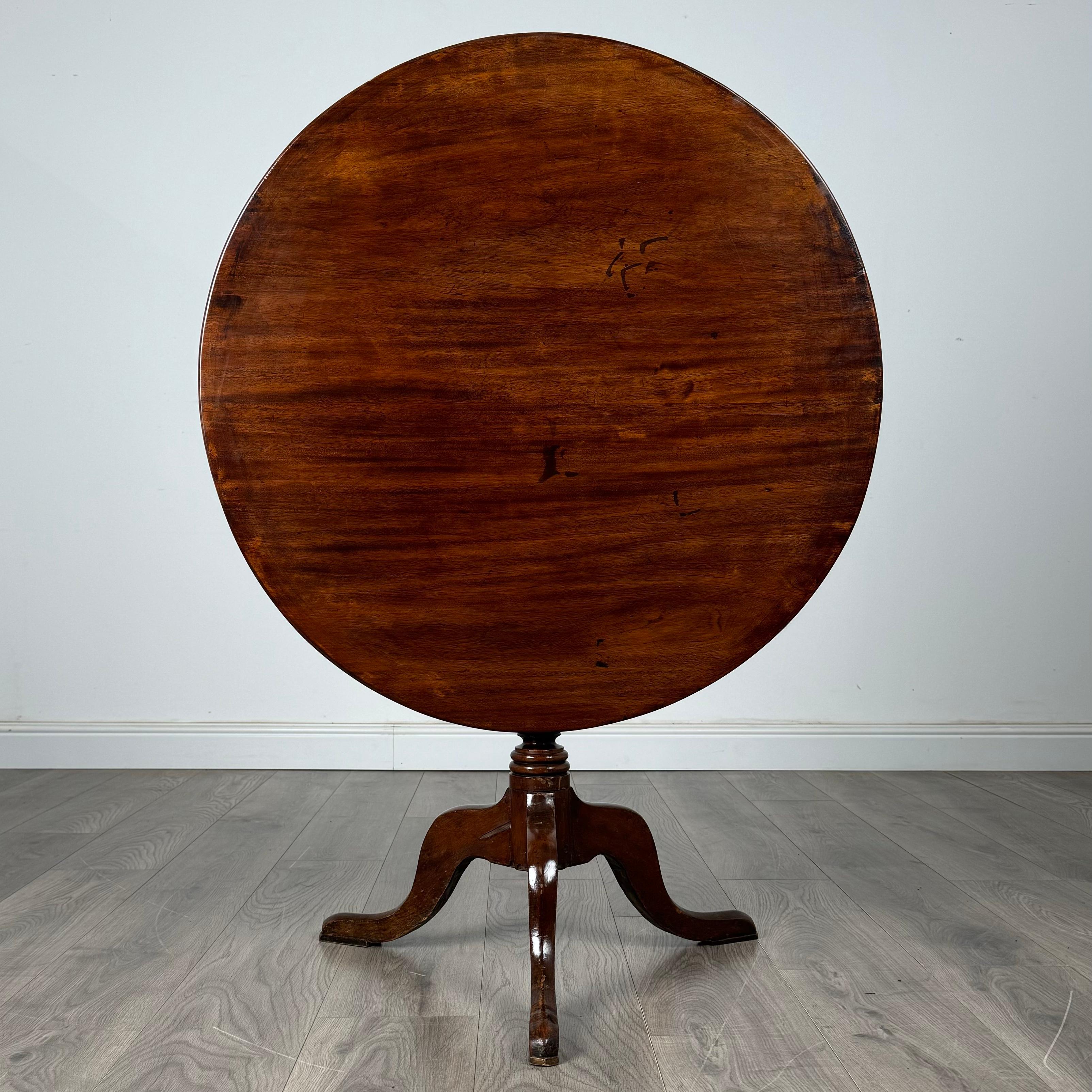 Britannique Ancienne table ronde du 18ème siècle à plateau basculant en acajou (REF AF-3469) en vente