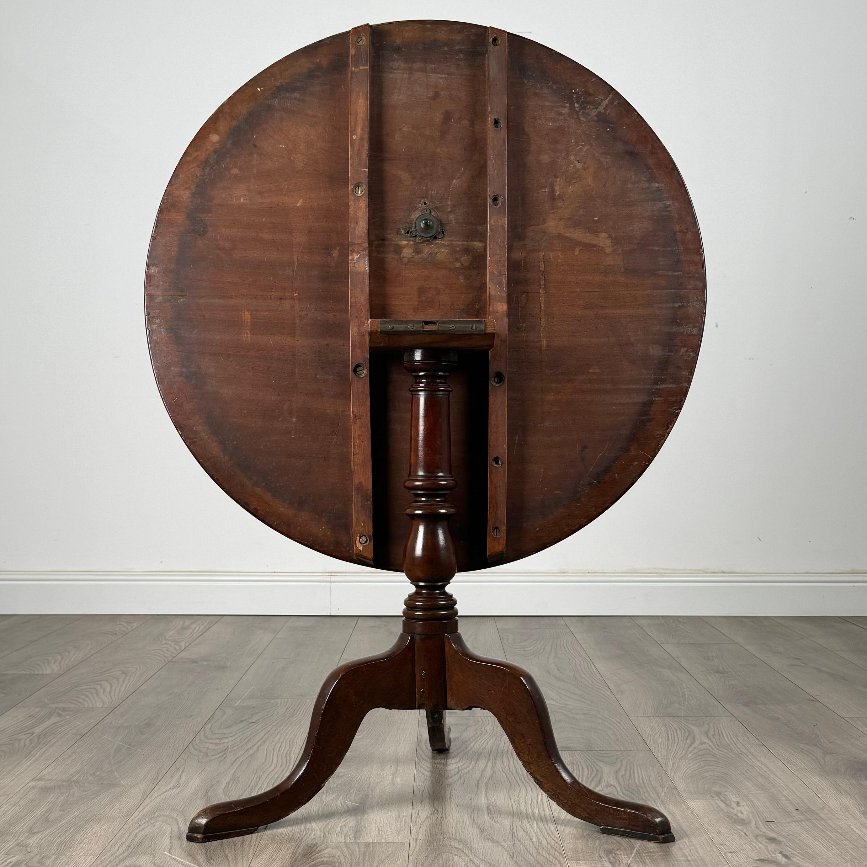 Ancienne table ronde du 18ème siècle à plateau basculant en acajou (REF AF-3469) Bon état - En vente à Ledbury, GB