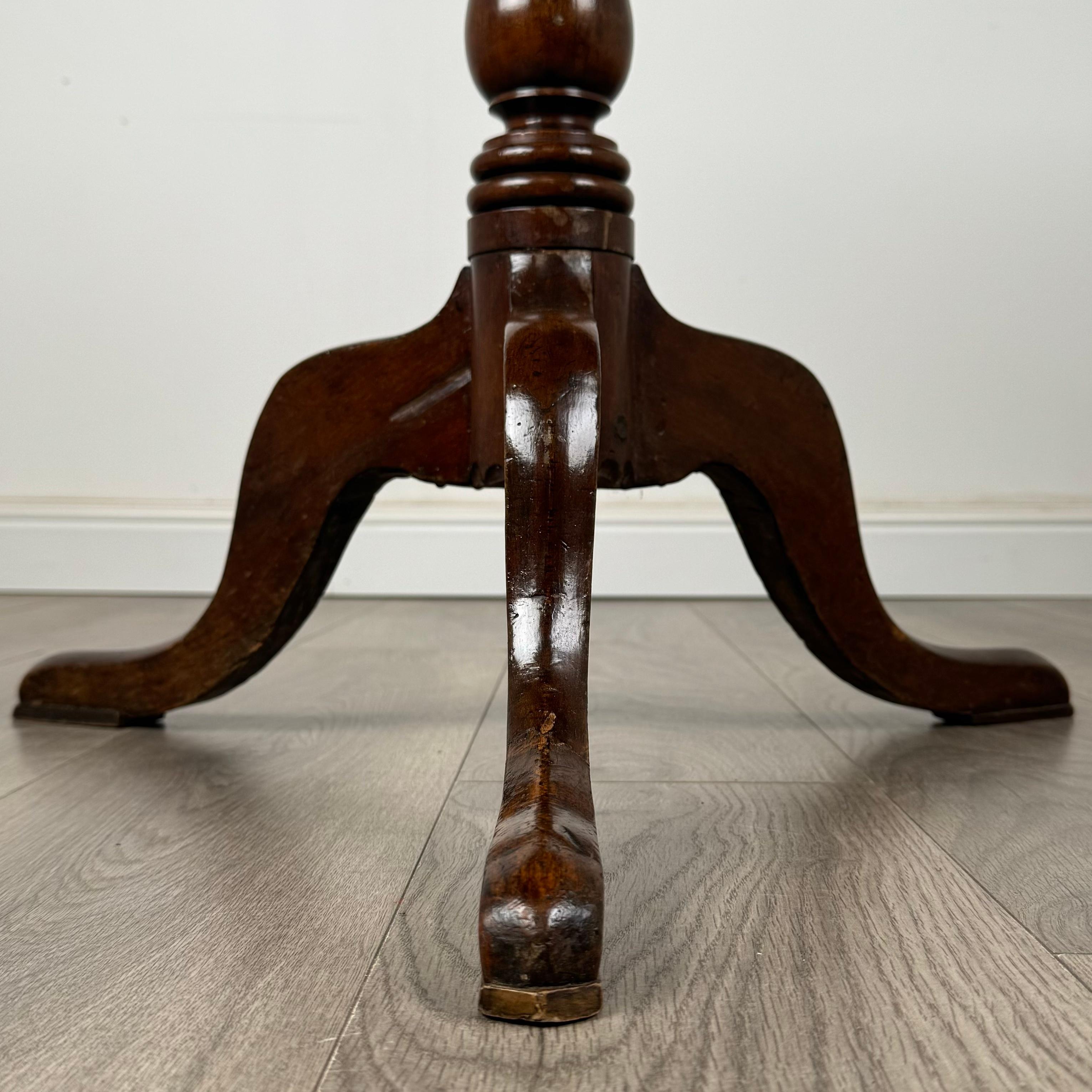 XVIIIe siècle et antérieur Ancienne table ronde du 18ème siècle à plateau basculant en acajou (REF AF-3469) en vente