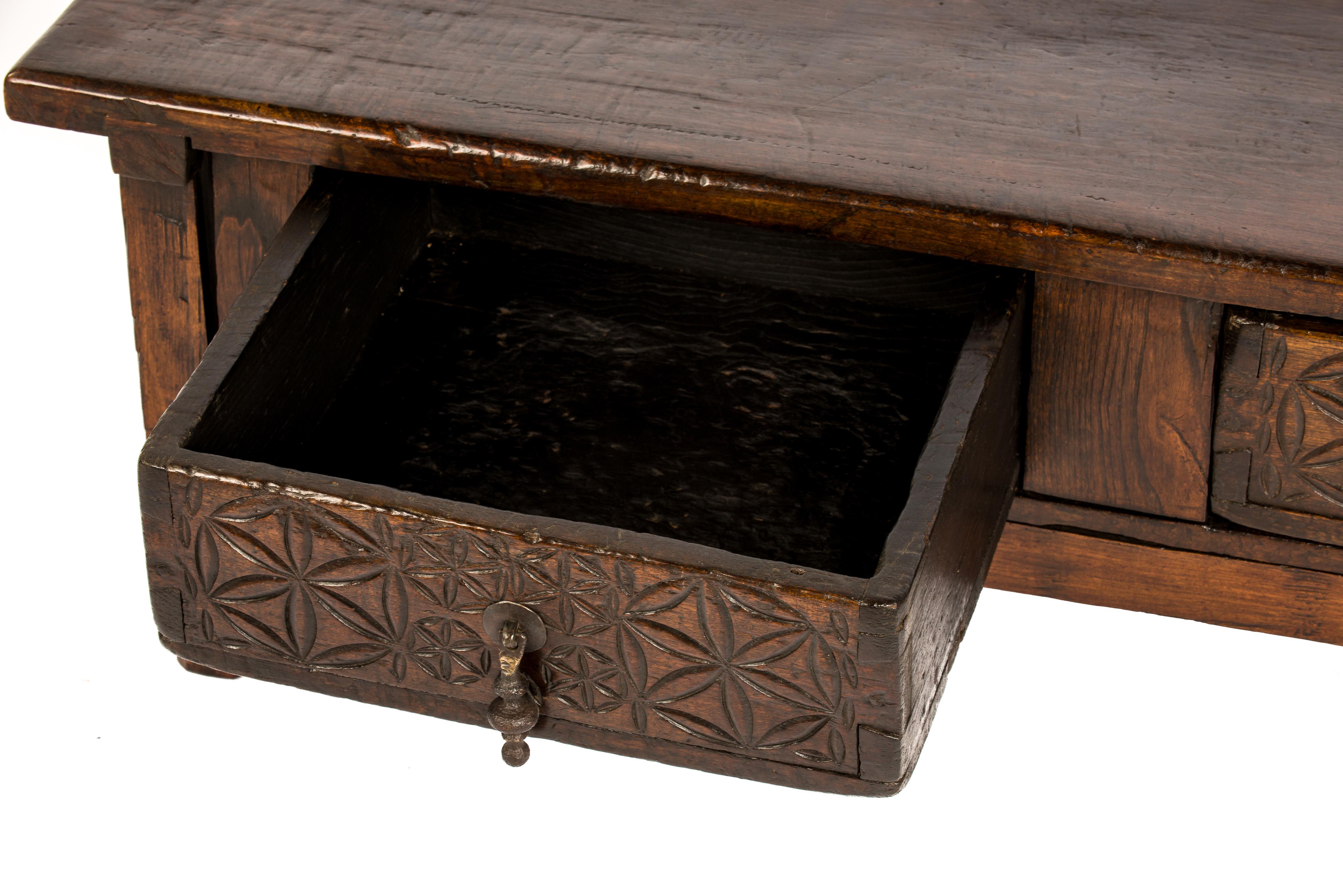 Antique 18th-Century Rustic Spanish Chestnut Coffee Table with Geometric Carving In Good Condition In Casteren, NL