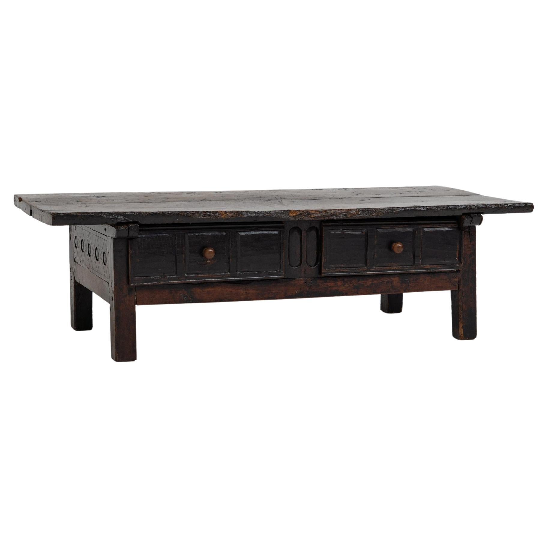 Antigua mesa baja rústica española del siglo XVIII