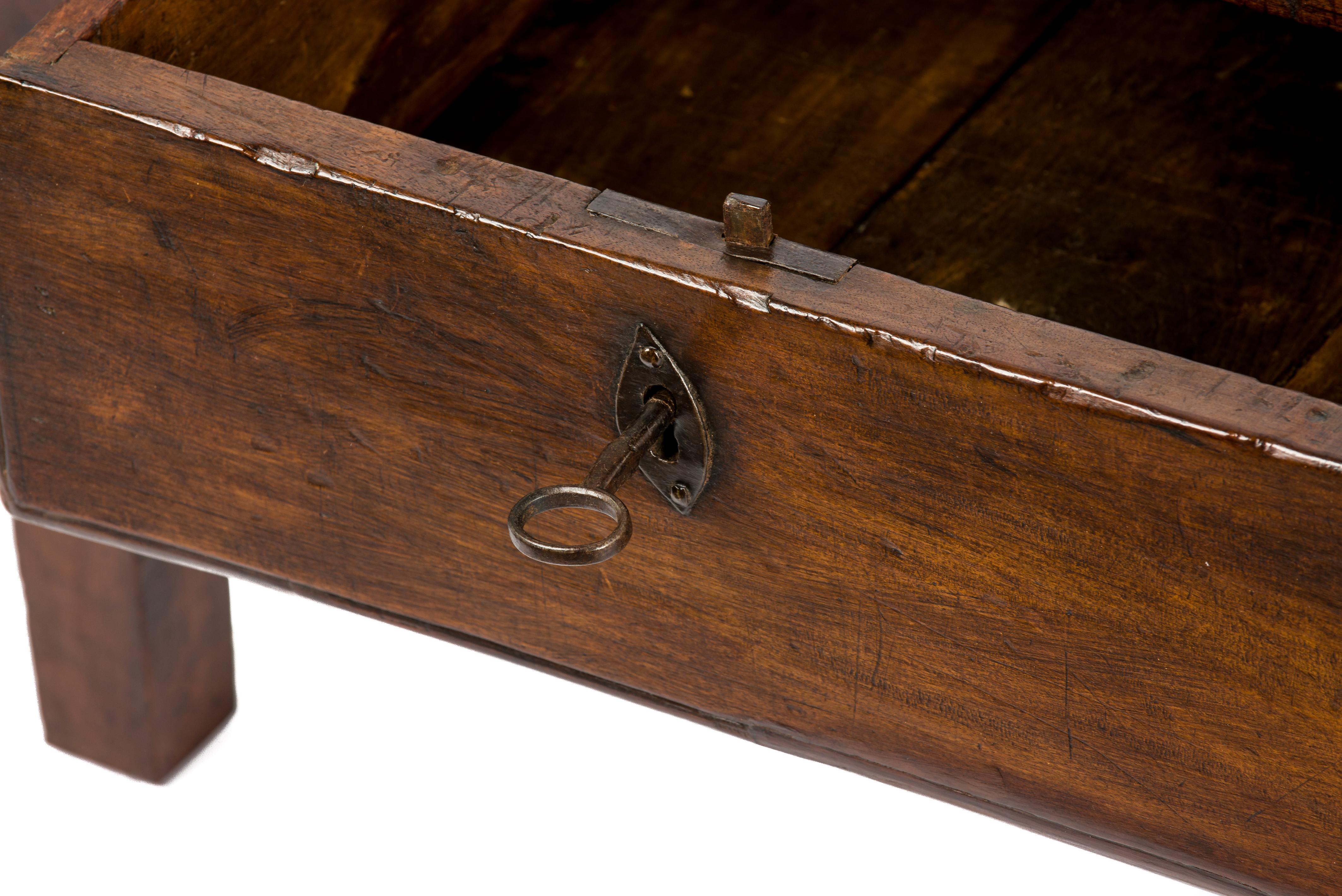 Ancienne table basse rustique espagnole en châtaignier brun foncé du 18e siècle en vente 2