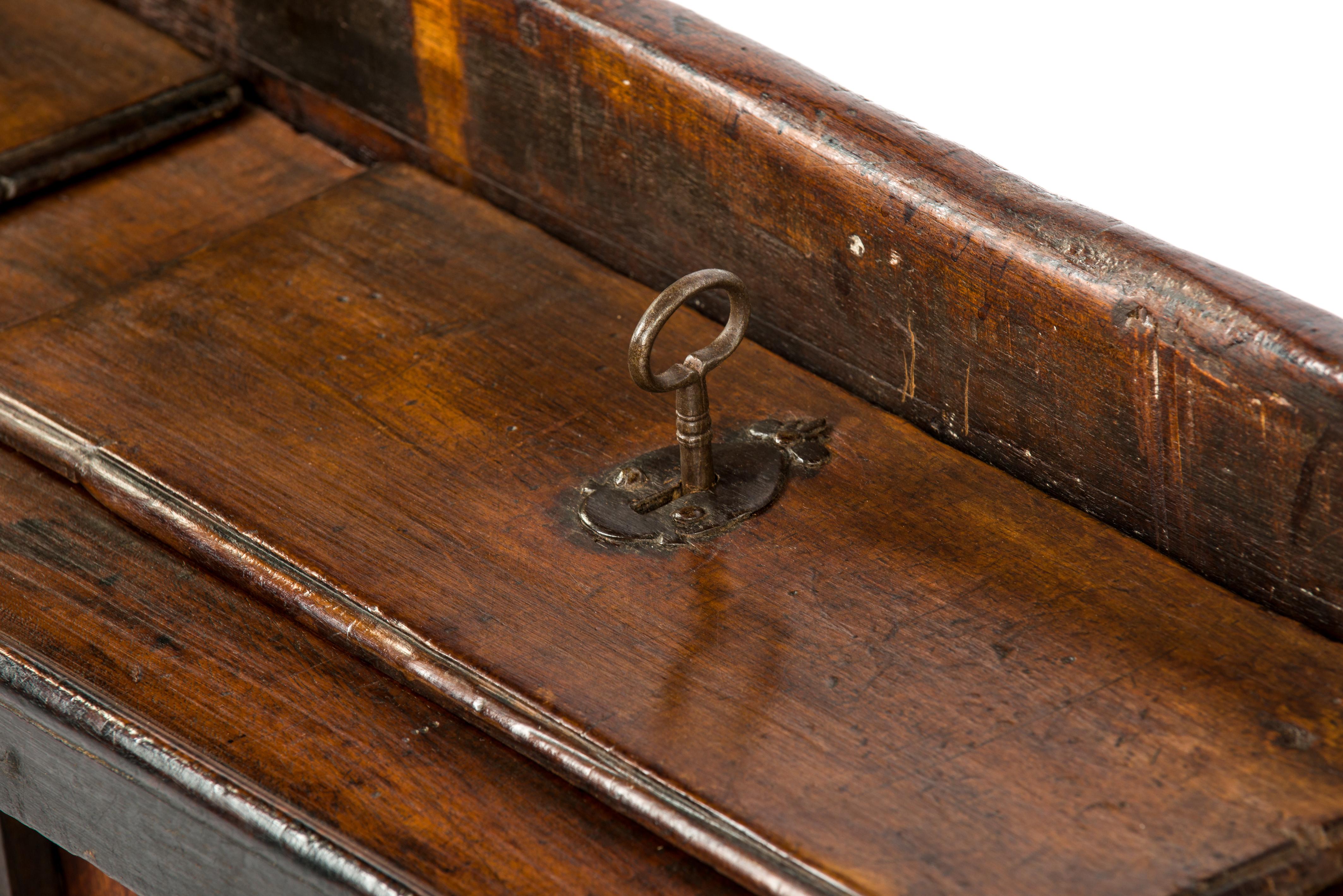 Ancienne table basse rustique espagnole en châtaignier brun foncé du 18e siècle en vente 3
