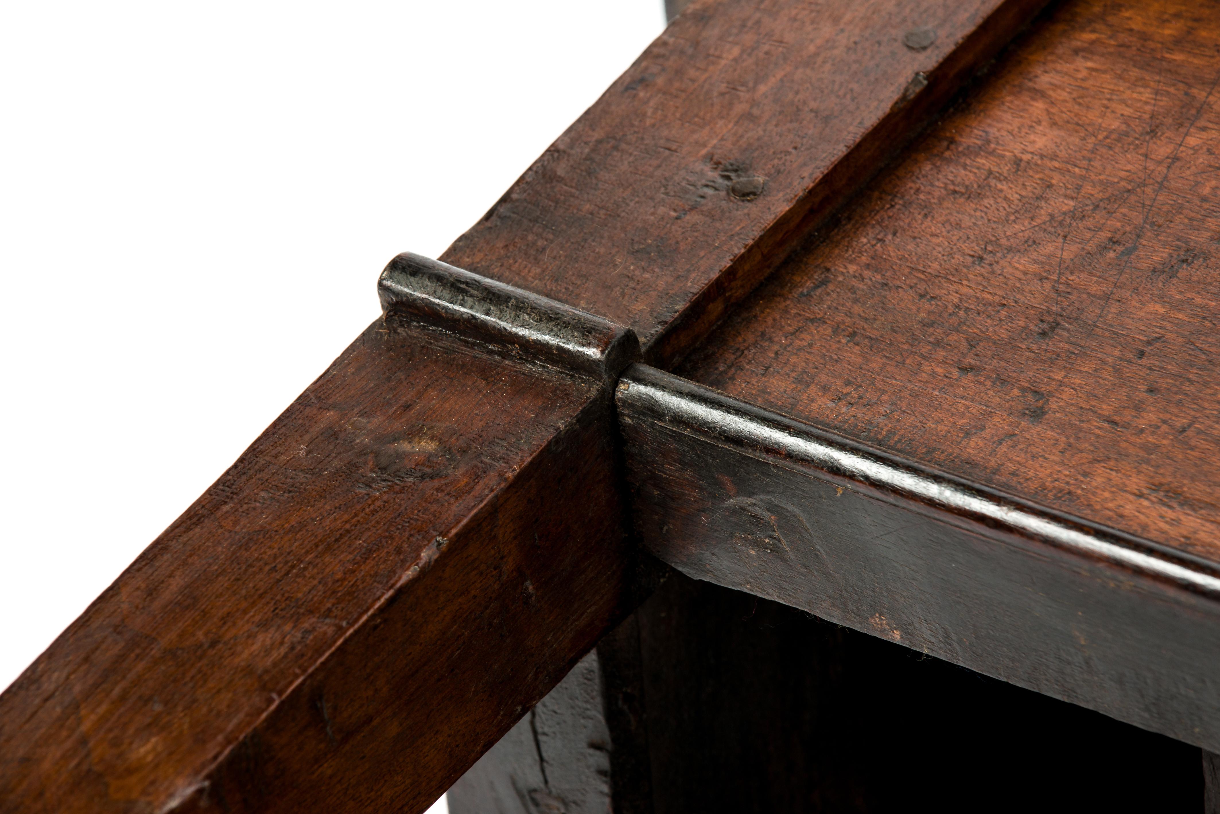Ancienne table basse rustique espagnole en châtaignier brun foncé du 18e siècle en vente 4