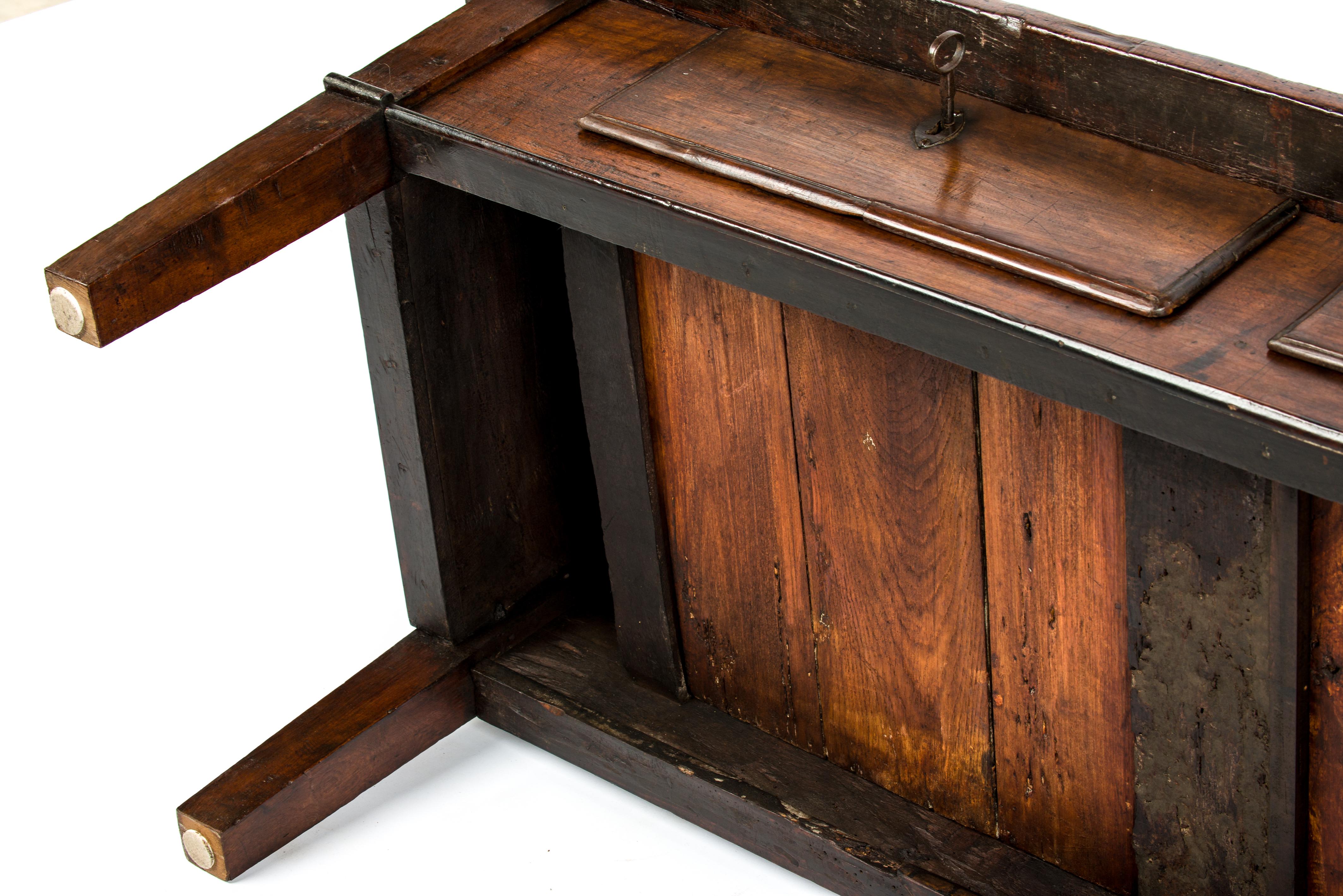 Ancienne table basse rustique espagnole en châtaignier brun foncé du 18e siècle en vente 5