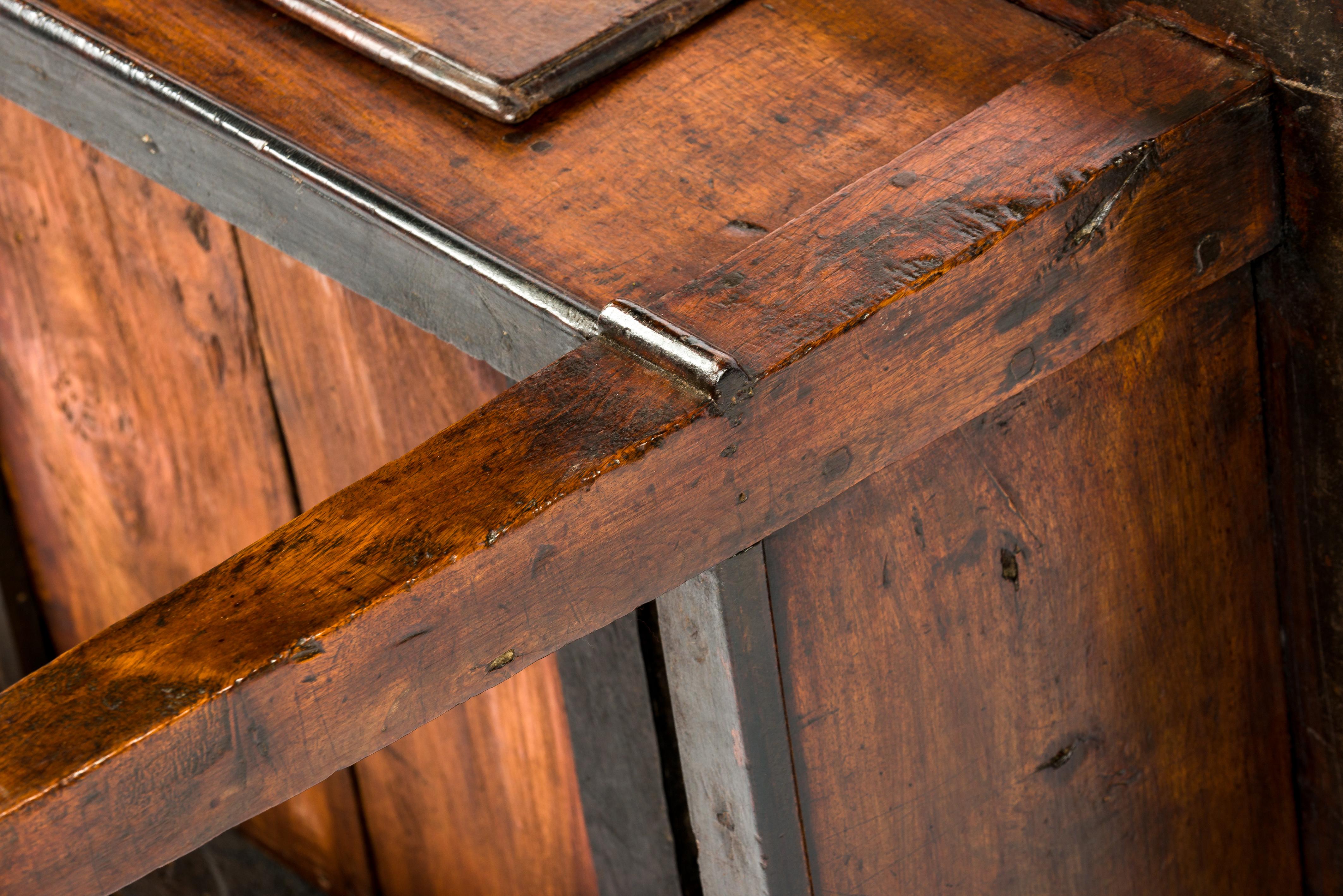 Ancienne table basse rustique espagnole en châtaignier brun foncé du 18e siècle en vente 6