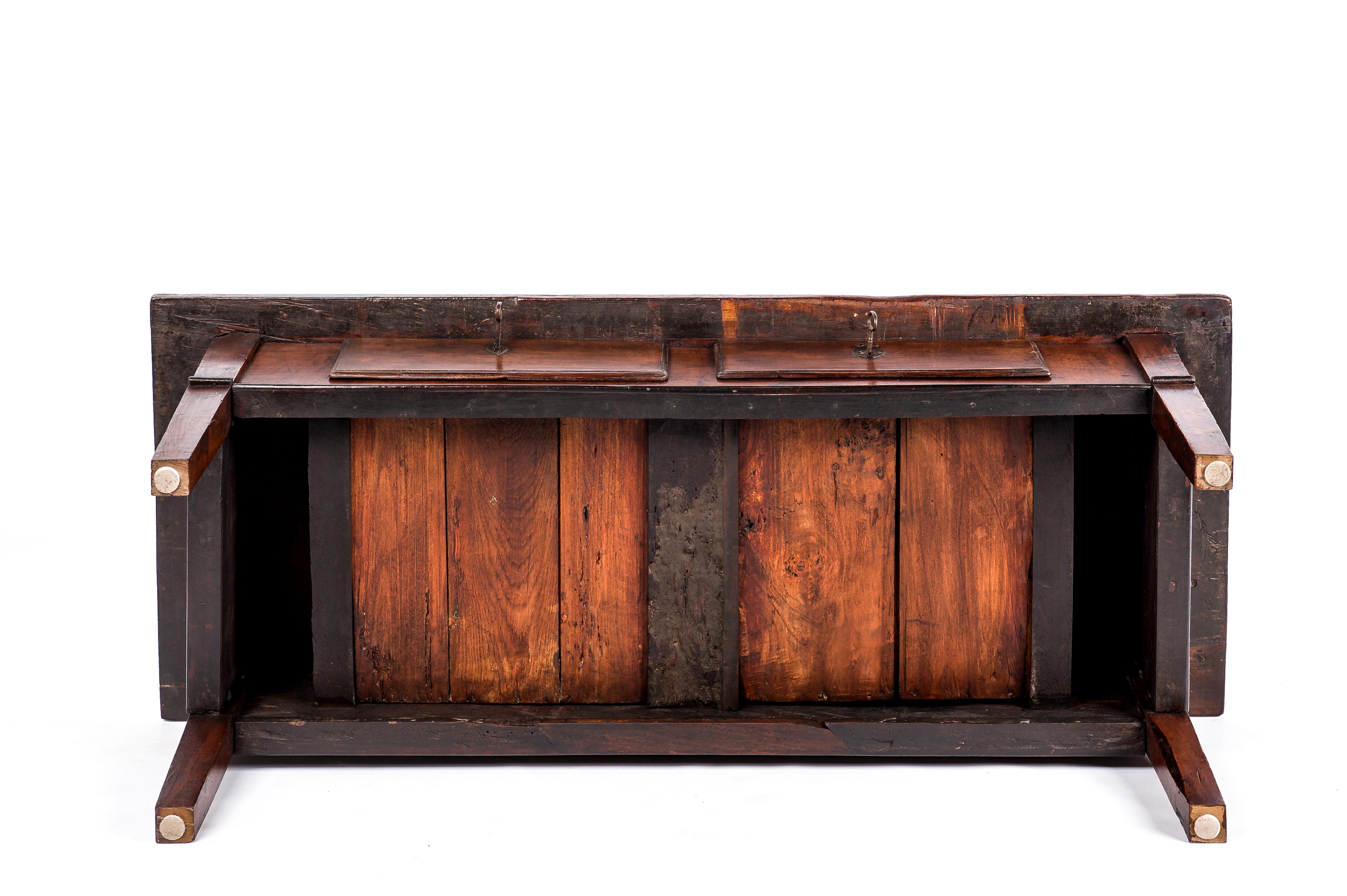 Antique 18th-Century Rustic Spanish Dark Brown Chestnut Coffee Table For Sale 7