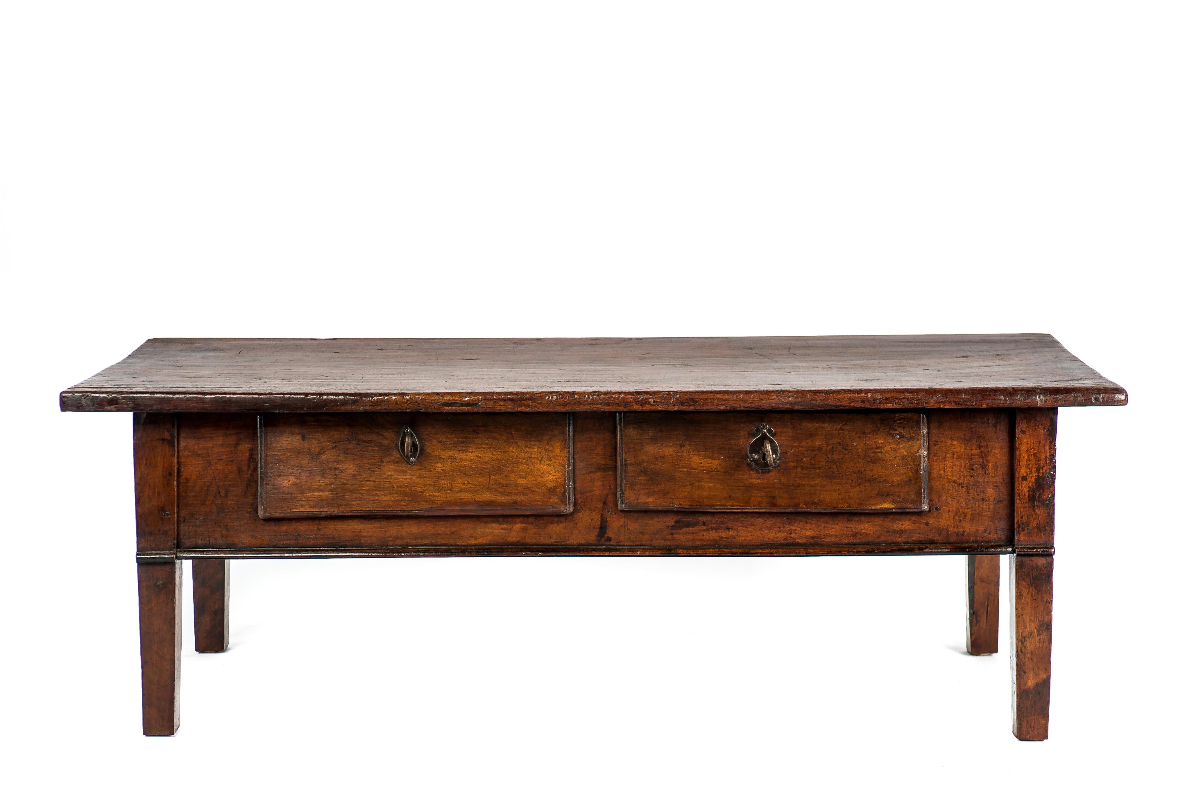 Cette magnifique table basse rustique de couleur brun foncé provient de l'Espagne rurale et date d'environ 1760. Le plateau de la table est fait d'une seule planche de bois de châtaignier massif de 1,26 pouces d'épaisseur. Le plateau présente un