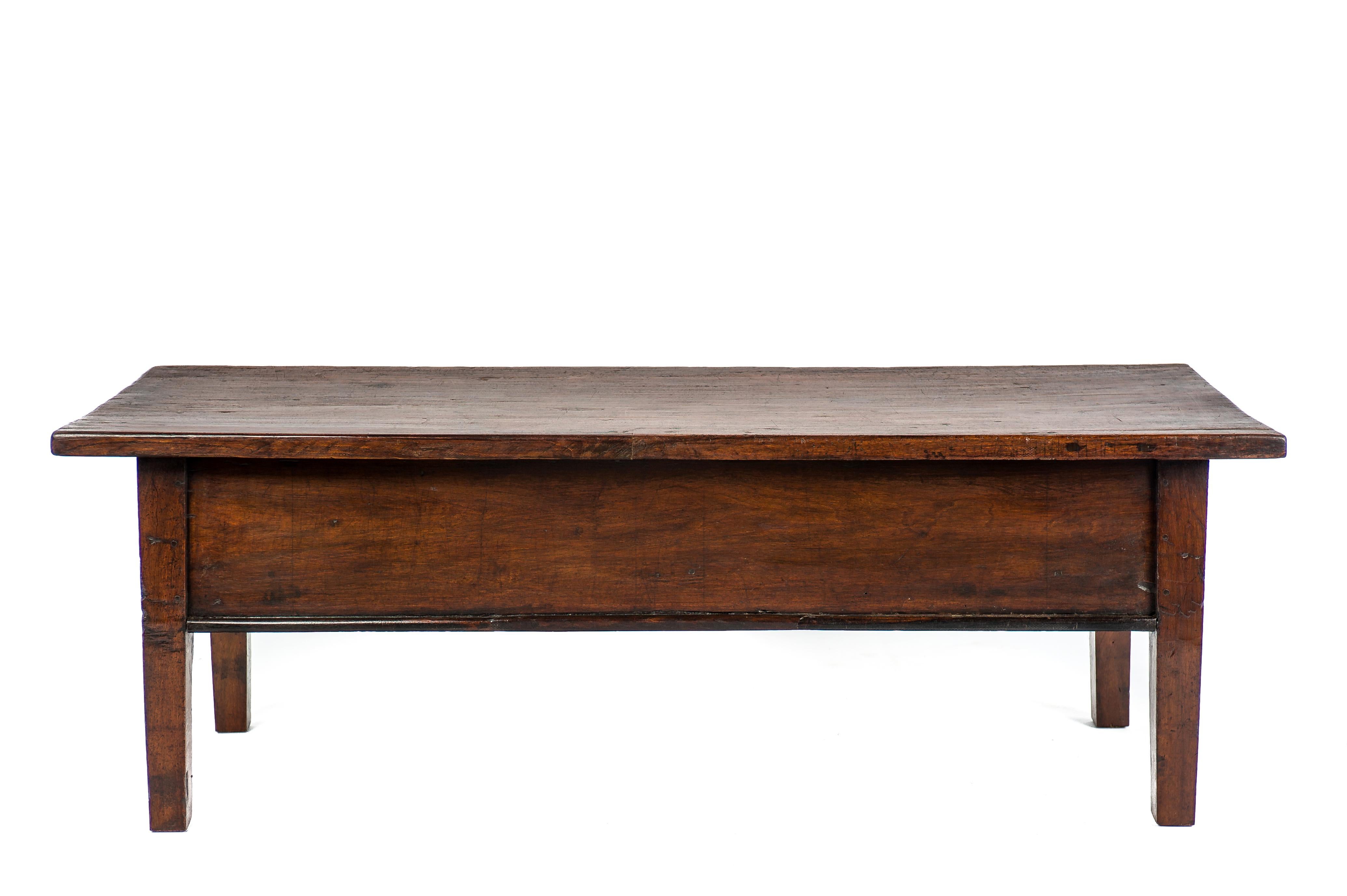Espagnol Ancienne table basse rustique espagnole en châtaignier brun foncé du 18e siècle en vente