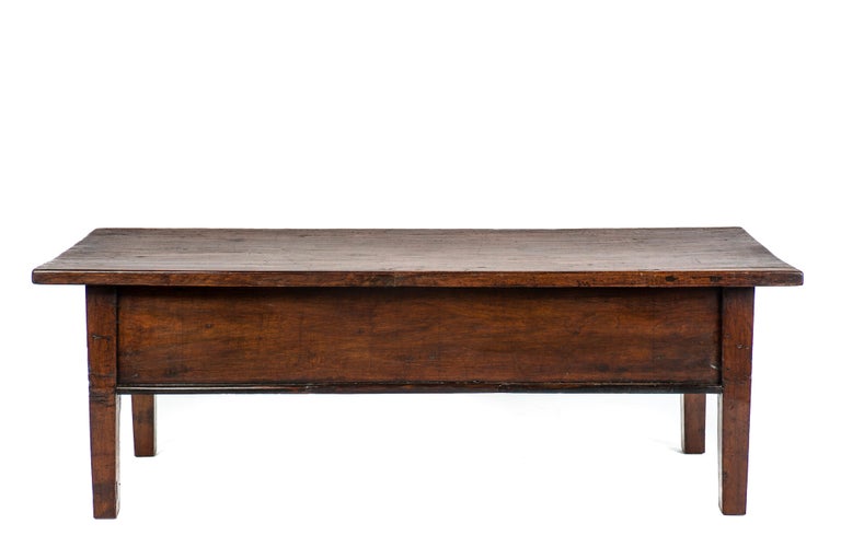 Antique 18th-Century Rustic Spanish Dark Brown Chestnut Coffee Table In Good Condition For Sale In Casteren, NL
