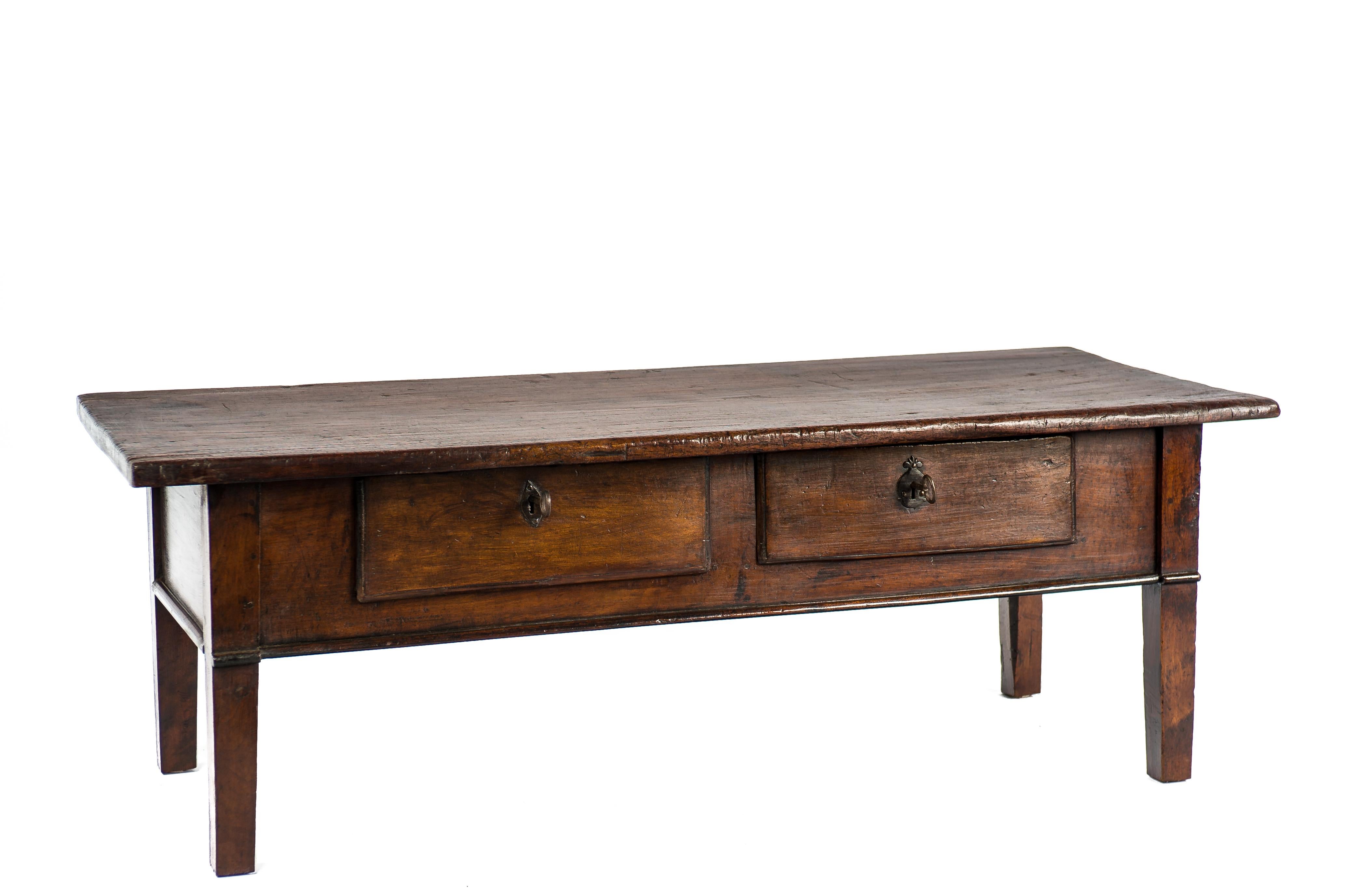 Poli Ancienne table basse rustique espagnole en châtaignier brun foncé du 18e siècle en vente