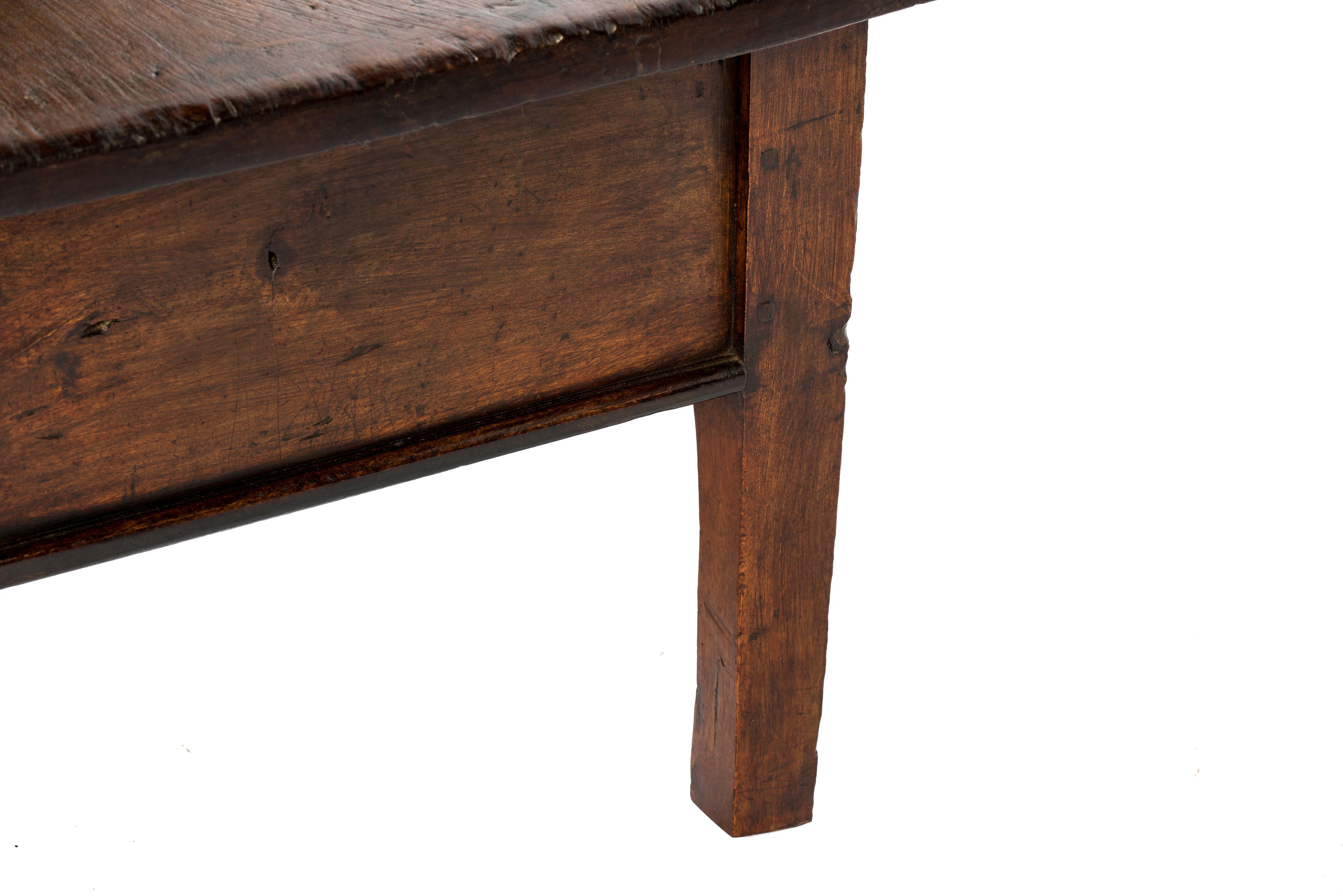 Ancienne table basse rustique espagnole en châtaignier brun foncé du 18e siècle Bon état - En vente à Casteren, NL