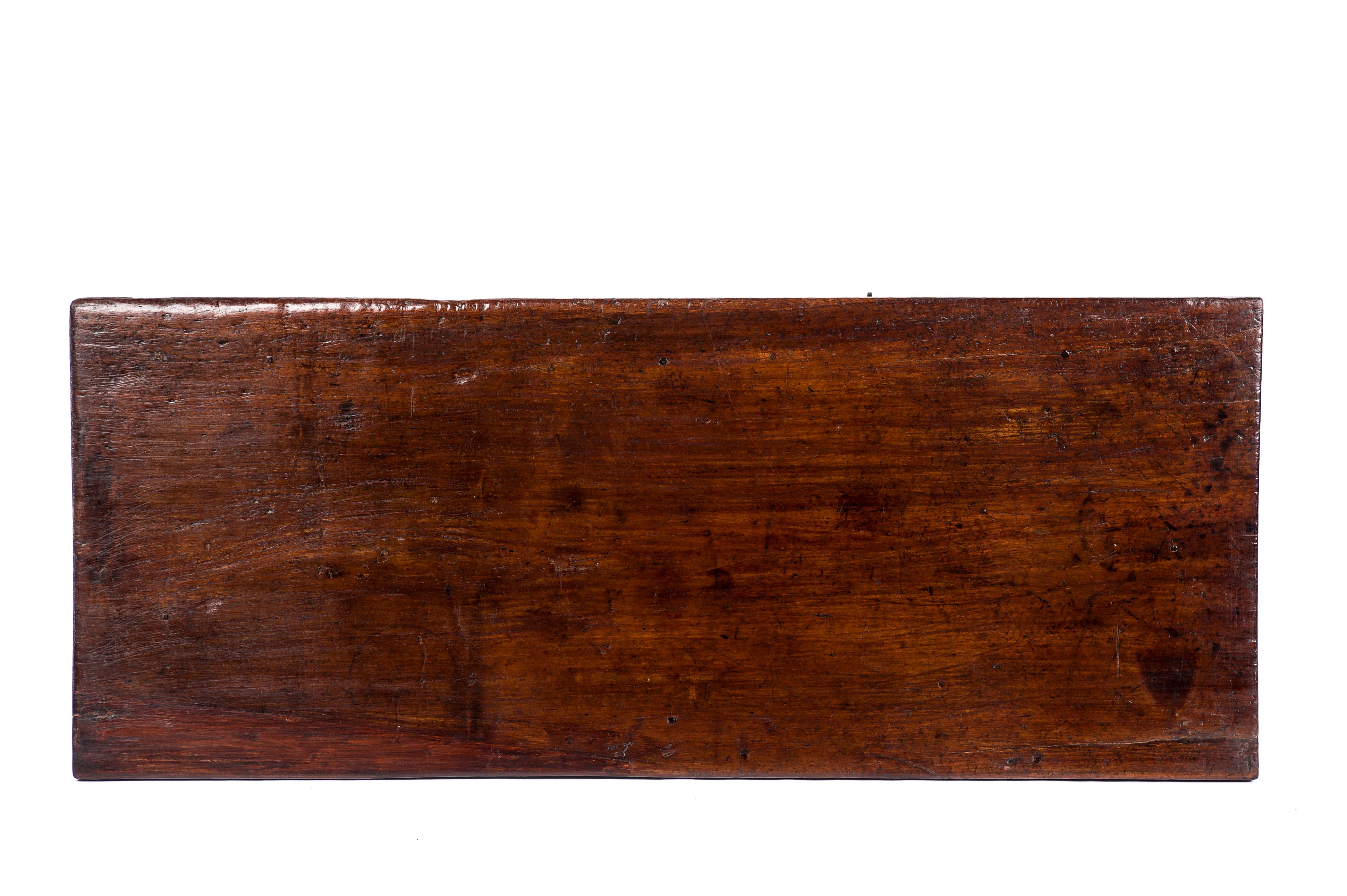 XVIIIe siècle Ancienne table basse rustique espagnole en châtaignier brun foncé du 18e siècle en vente