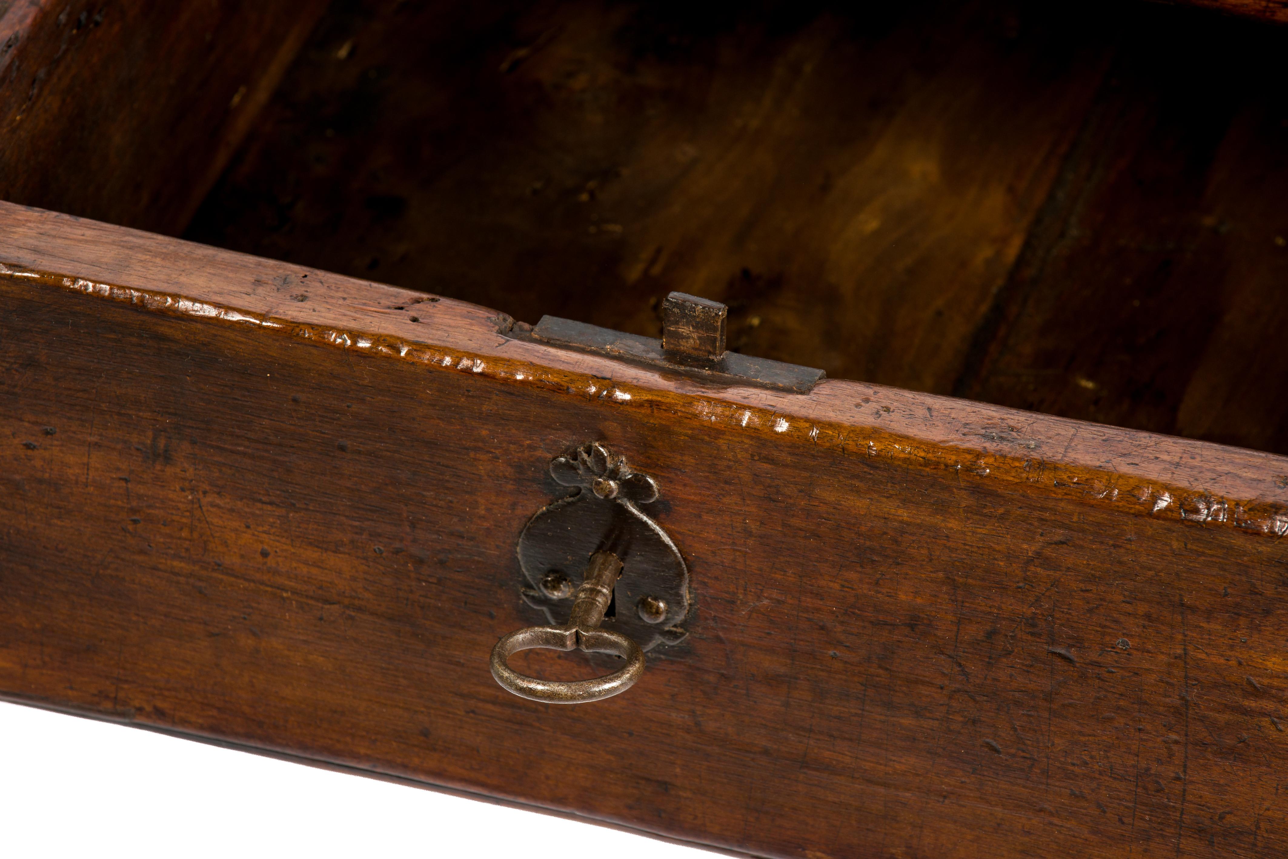 Ancienne table basse rustique espagnole en châtaignier brun foncé du 18e siècle en vente 1