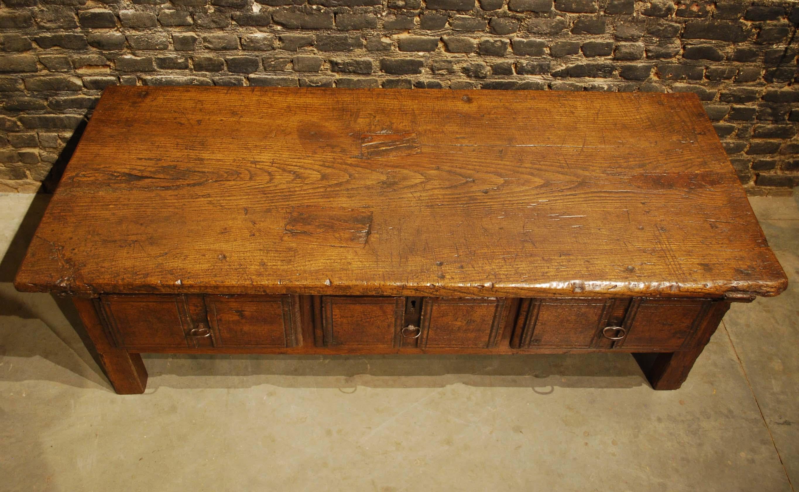 Antique 18th-Century Rustic Spanish Honey Color Chestnut Coffee Table In Good Condition In Casteren, NL