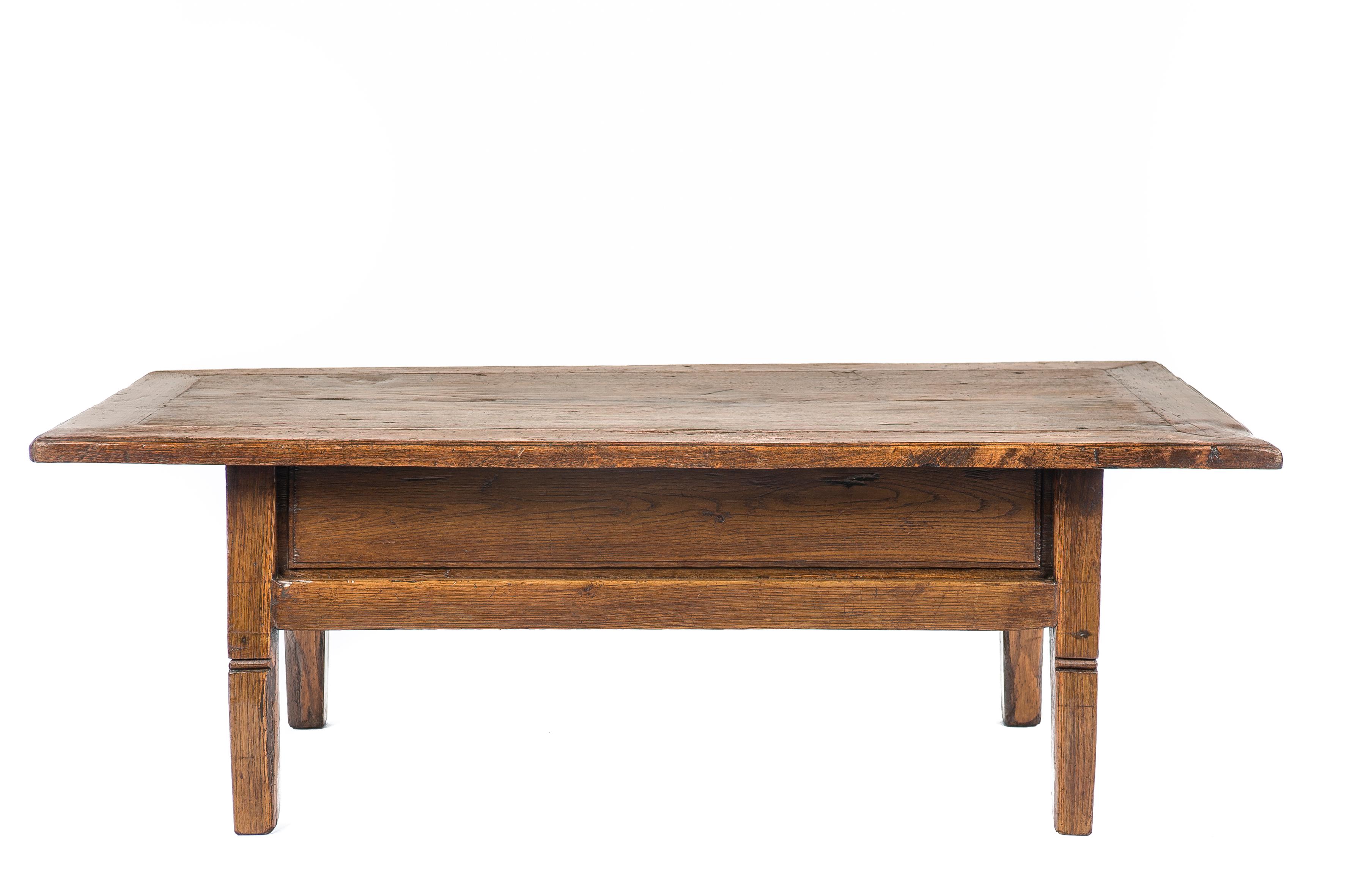 Antique 18th-Century Rustic Spanish Honey Color Chestnut Coffee Table In Good Condition In Casteren, NL