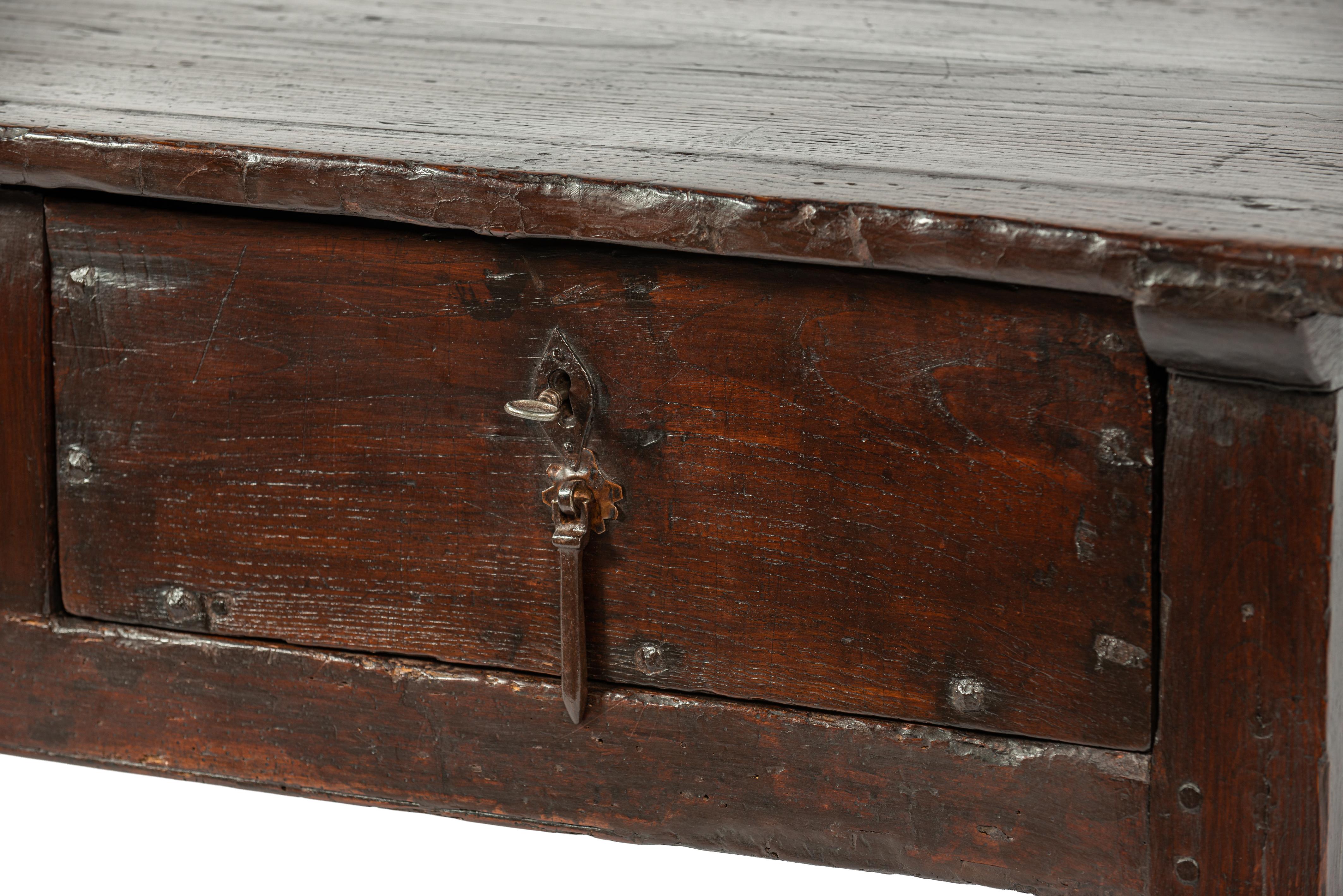 Ancienne table basse rustique espagnole à deux tiroirs en châtaignier brun chaud du 18e siècle en vente 3