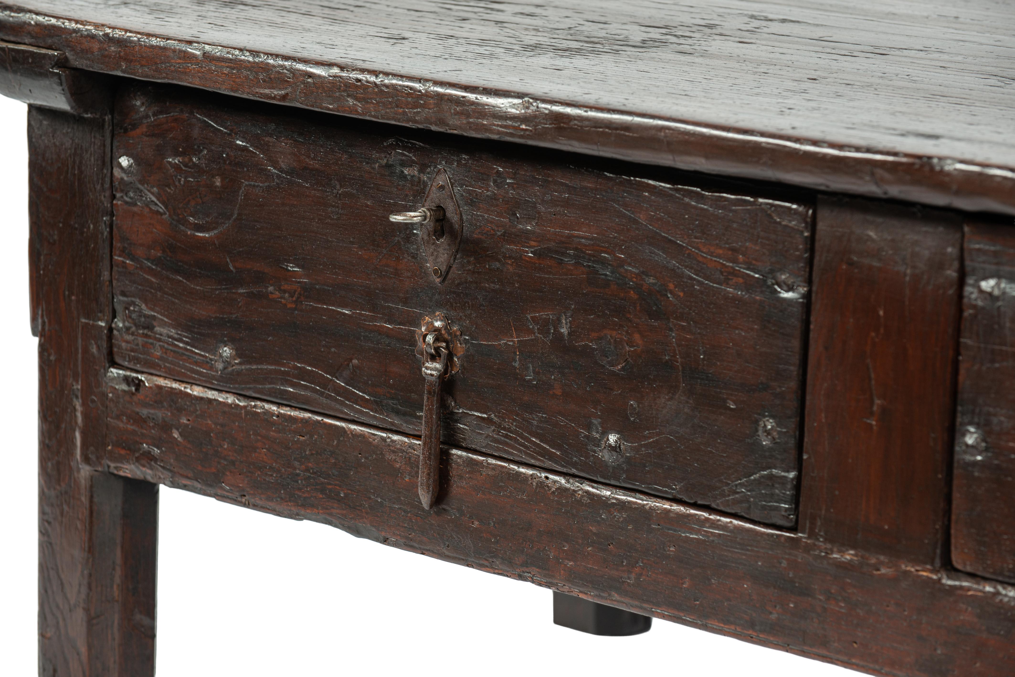 Ancienne table basse rustique espagnole à deux tiroirs en châtaignier brun chaud du 18e siècle en vente 4