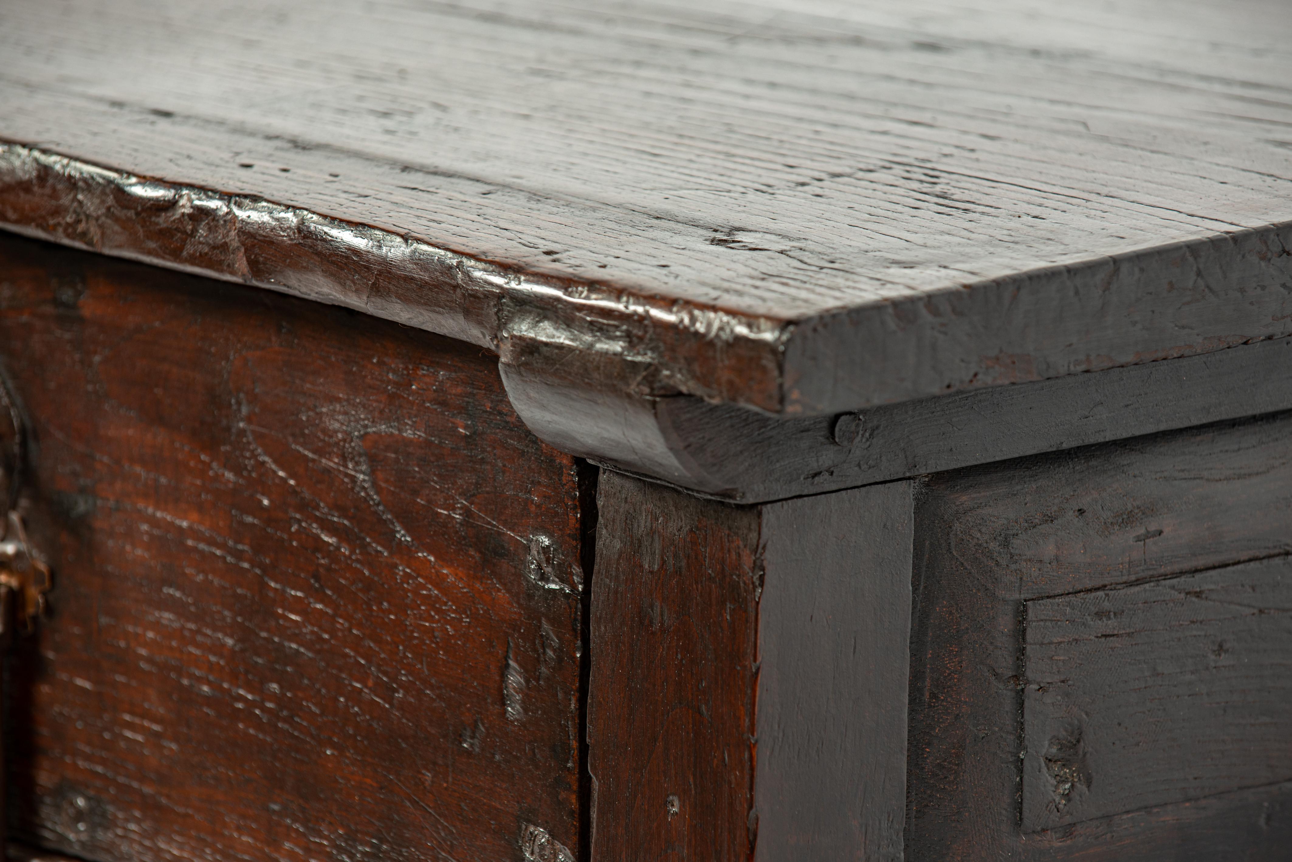 Ancienne table basse rustique espagnole à deux tiroirs en châtaignier brun chaud du 18e siècle en vente 5