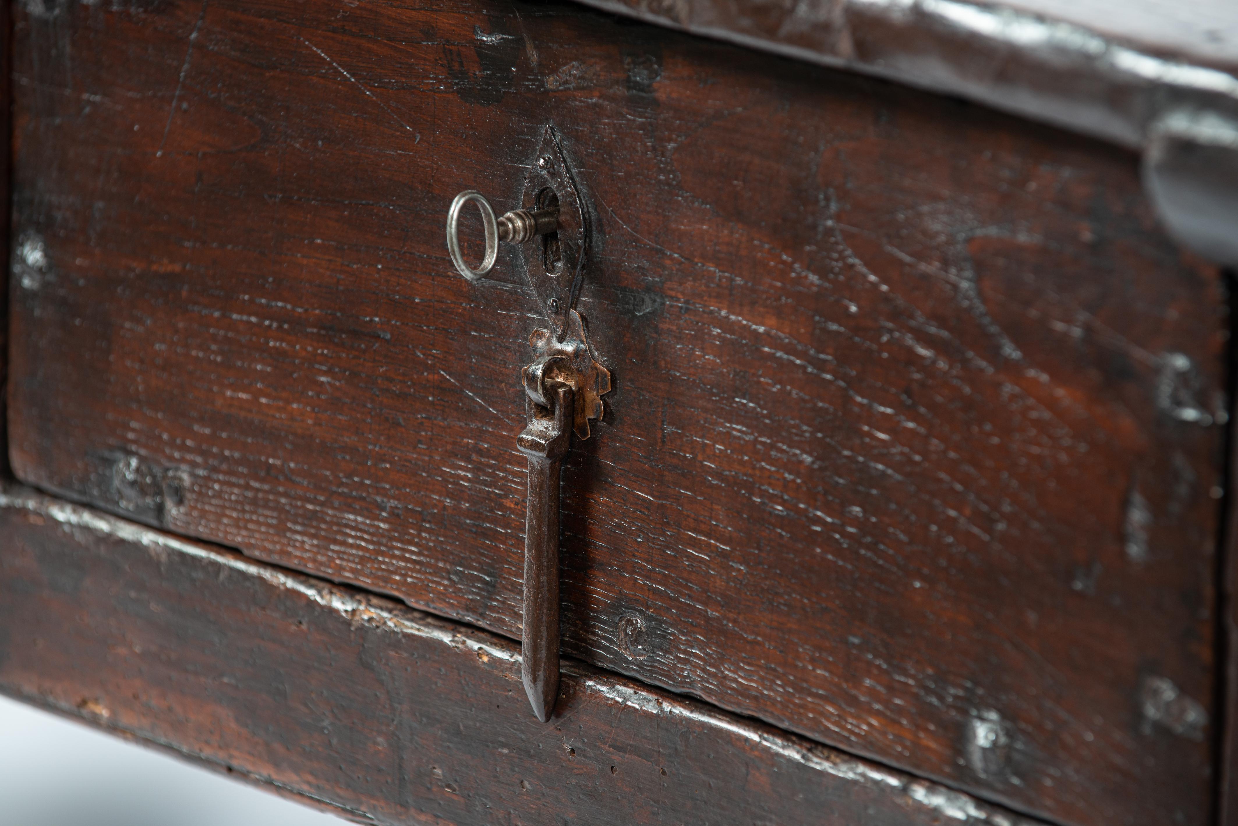 Ancienne table basse rustique espagnole à deux tiroirs en châtaignier brun chaud du 18e siècle en vente 6