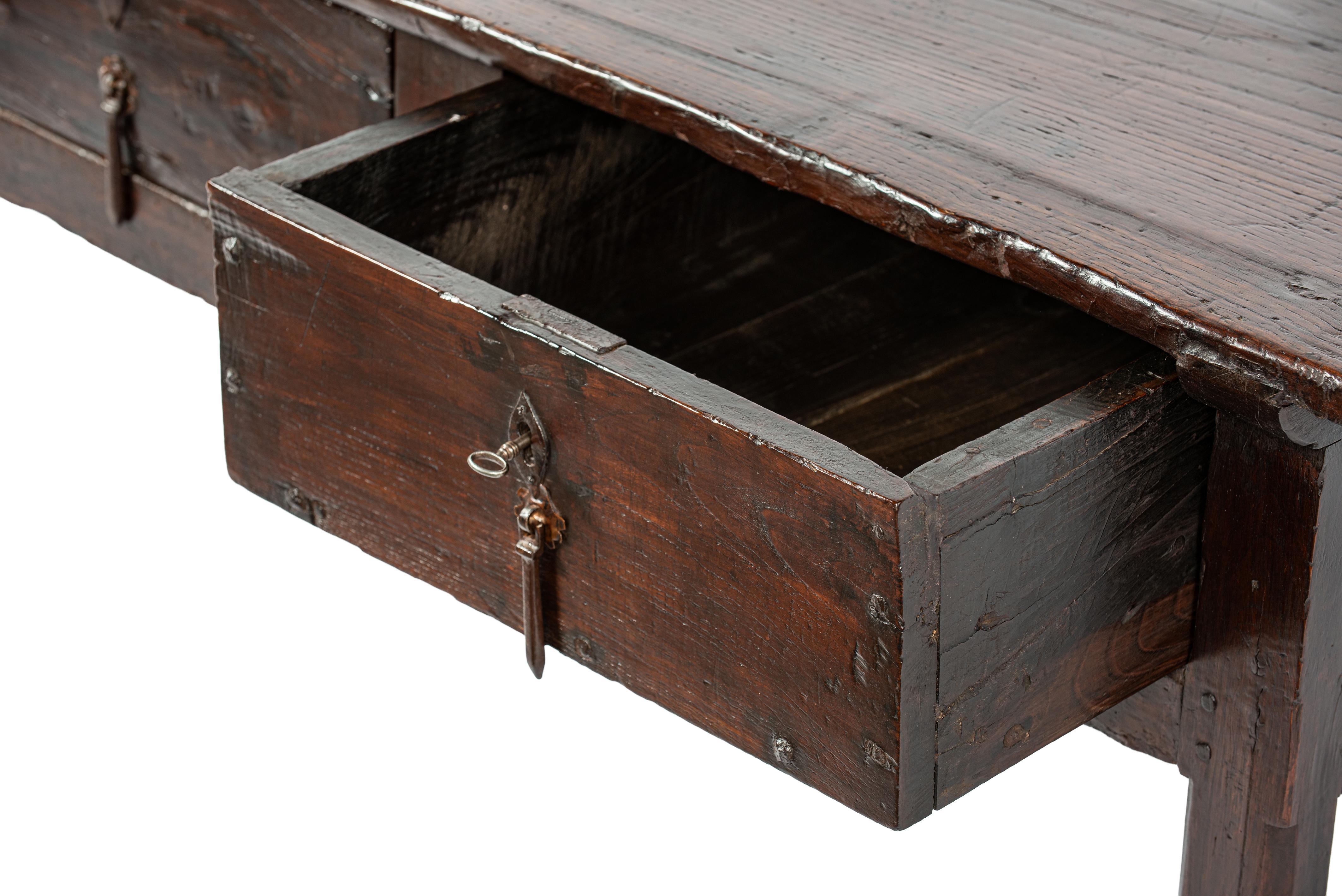 Ancienne table basse rustique espagnole à deux tiroirs en châtaignier brun chaud du 18e siècle en vente 7