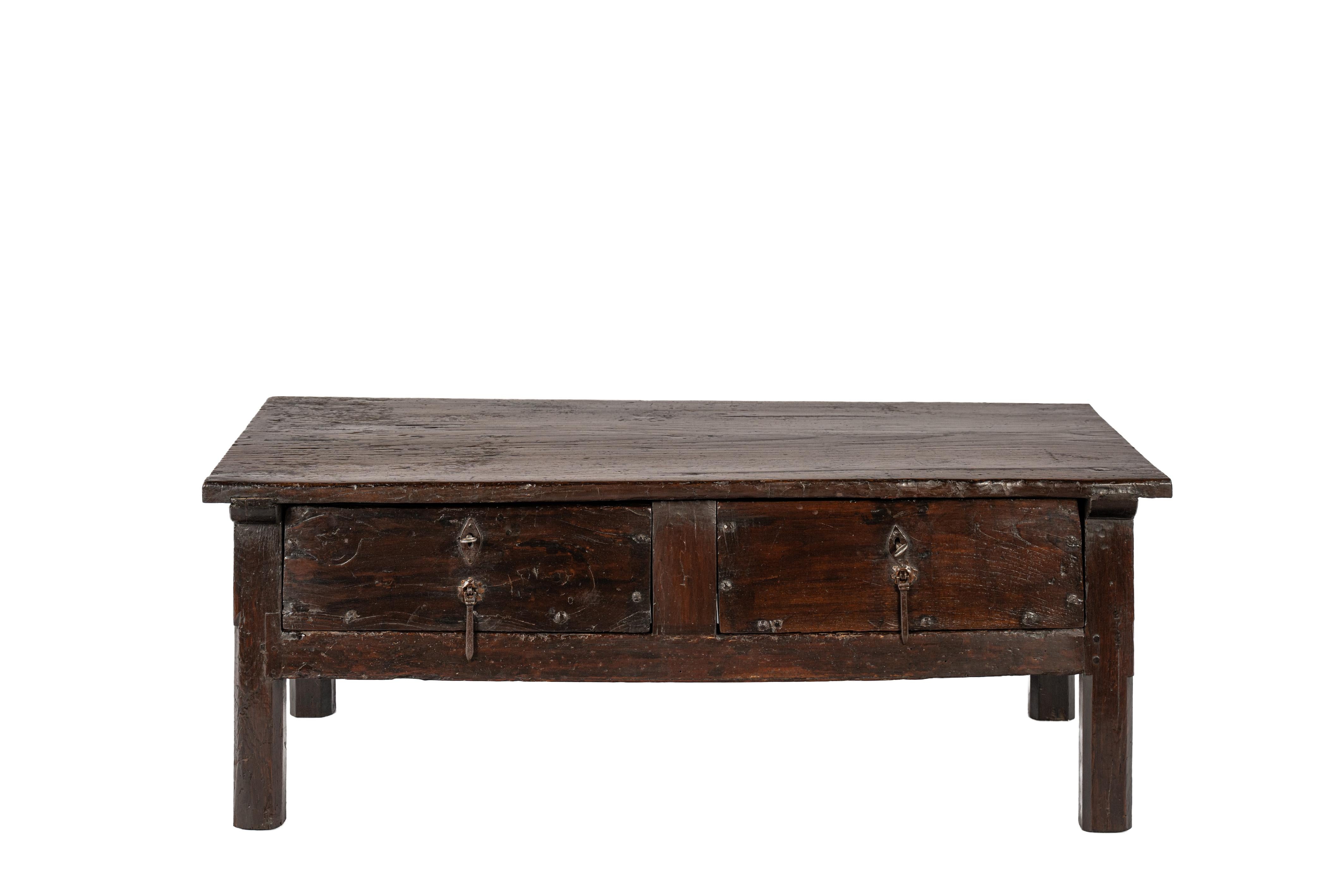 Cette magnifique table basse ancienne provient d'Espagne et a été fabriquée vers 1750. La table est entièrement fabriquée en bois de châtaignier massif, connu pour sa durabilité et la richesse de son grain. Le plateau de la table, façonné à partir