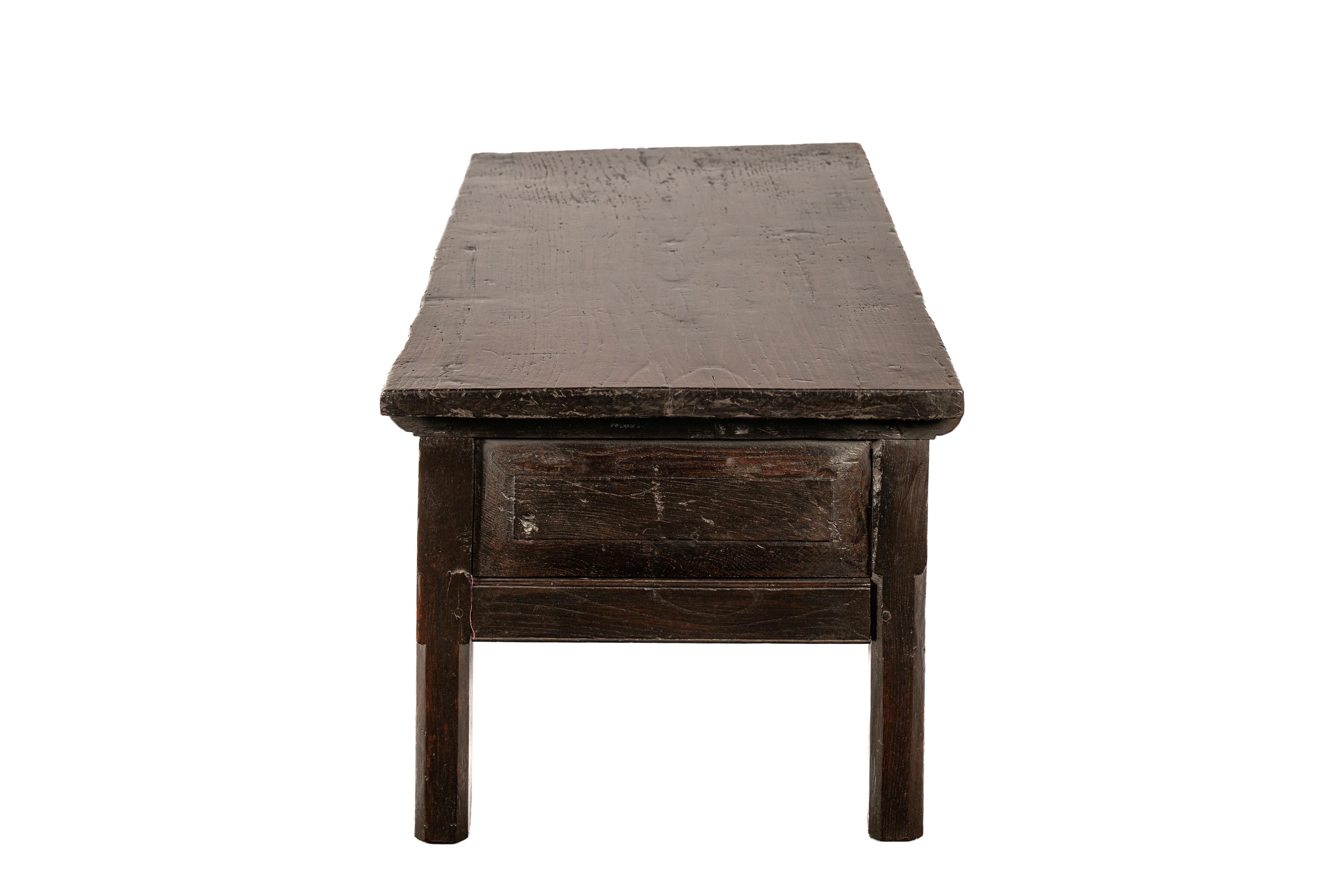 Espagnol Ancienne table basse rustique espagnole à deux tiroirs en châtaignier brun chaud du 18e siècle en vente