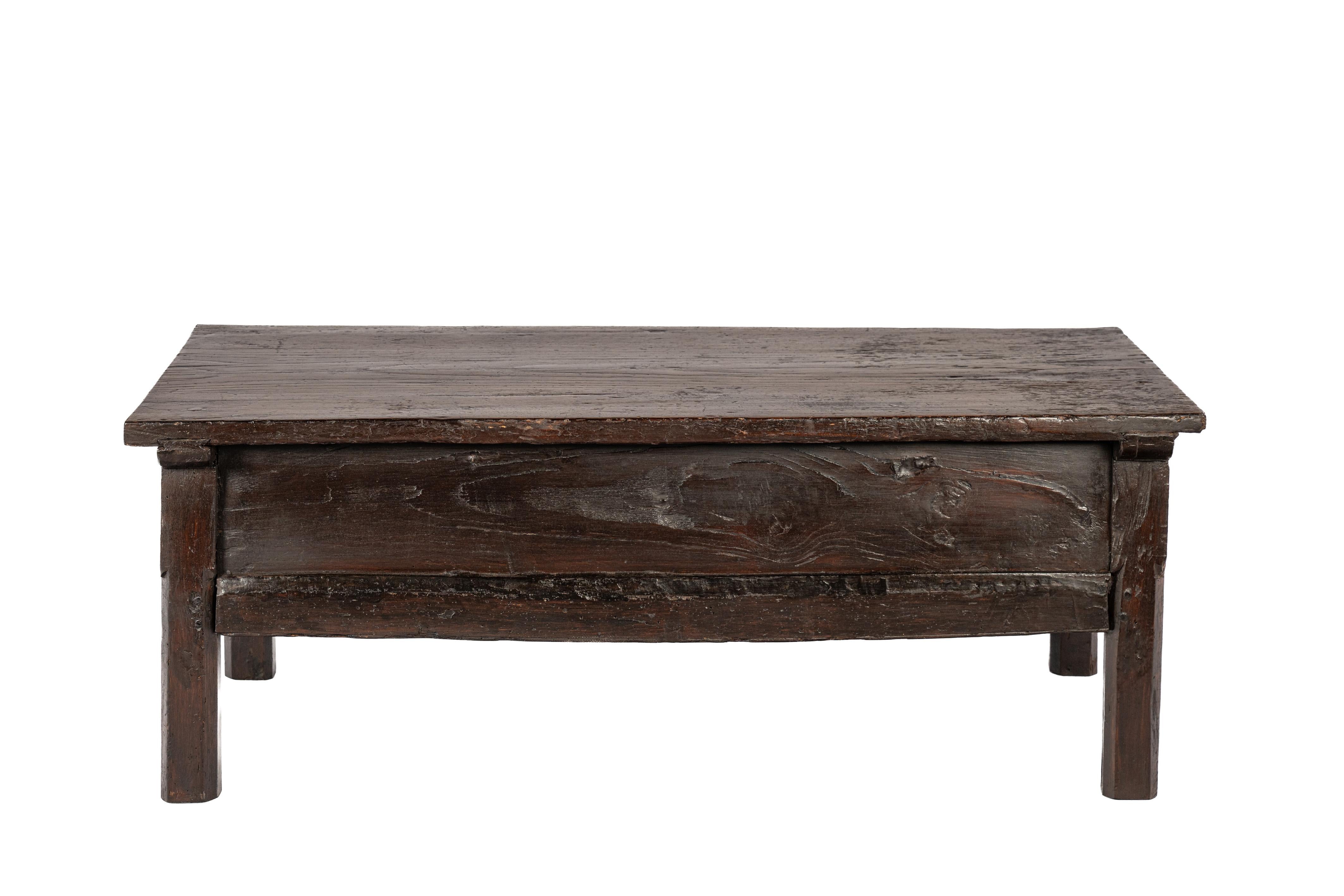 Forgé Ancienne table basse rustique espagnole à deux tiroirs en châtaignier brun chaud du 18e siècle en vente