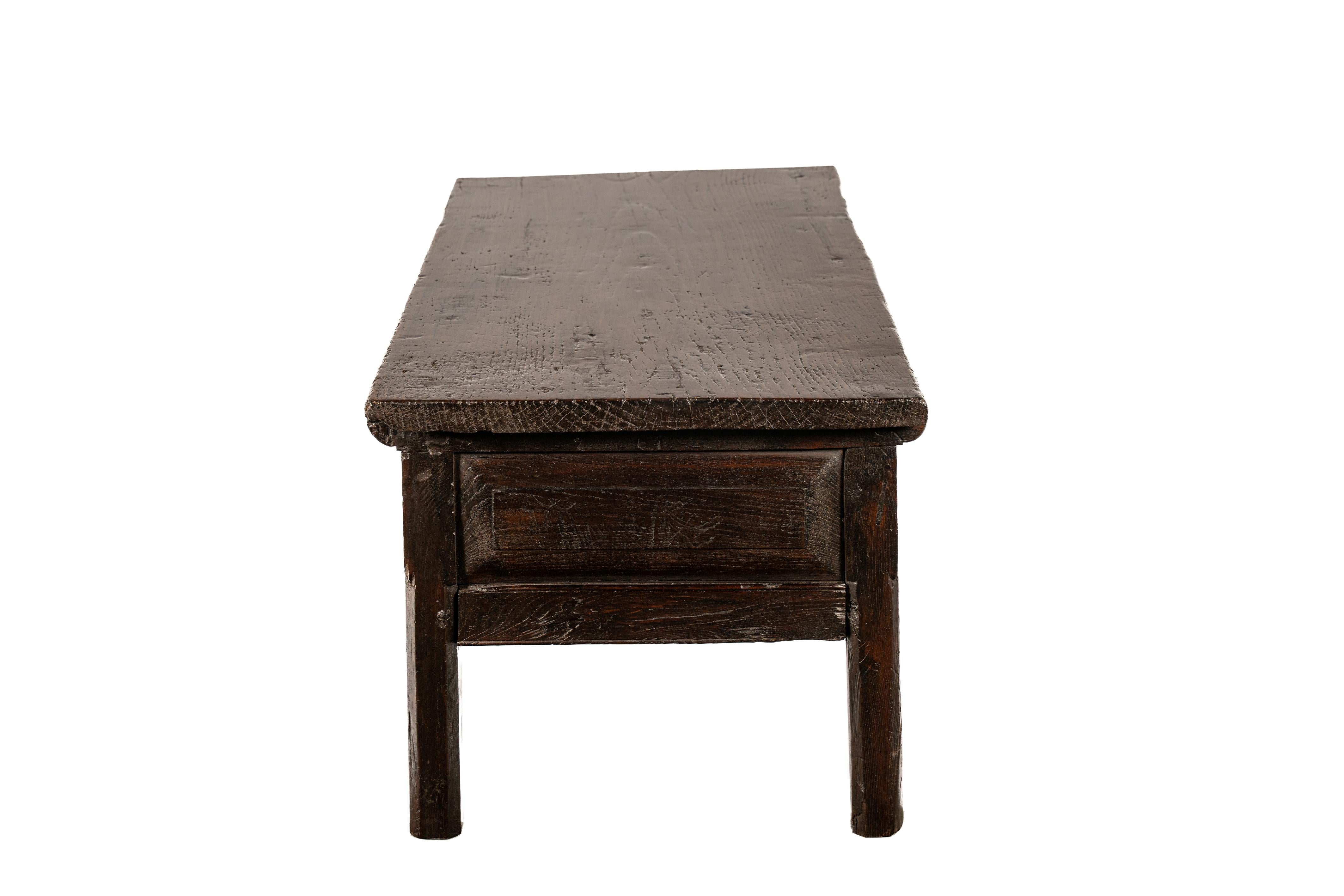 Ancienne table basse rustique espagnole à deux tiroirs en châtaignier brun chaud du 18e siècle Bon état - En vente à Casteren, NL
