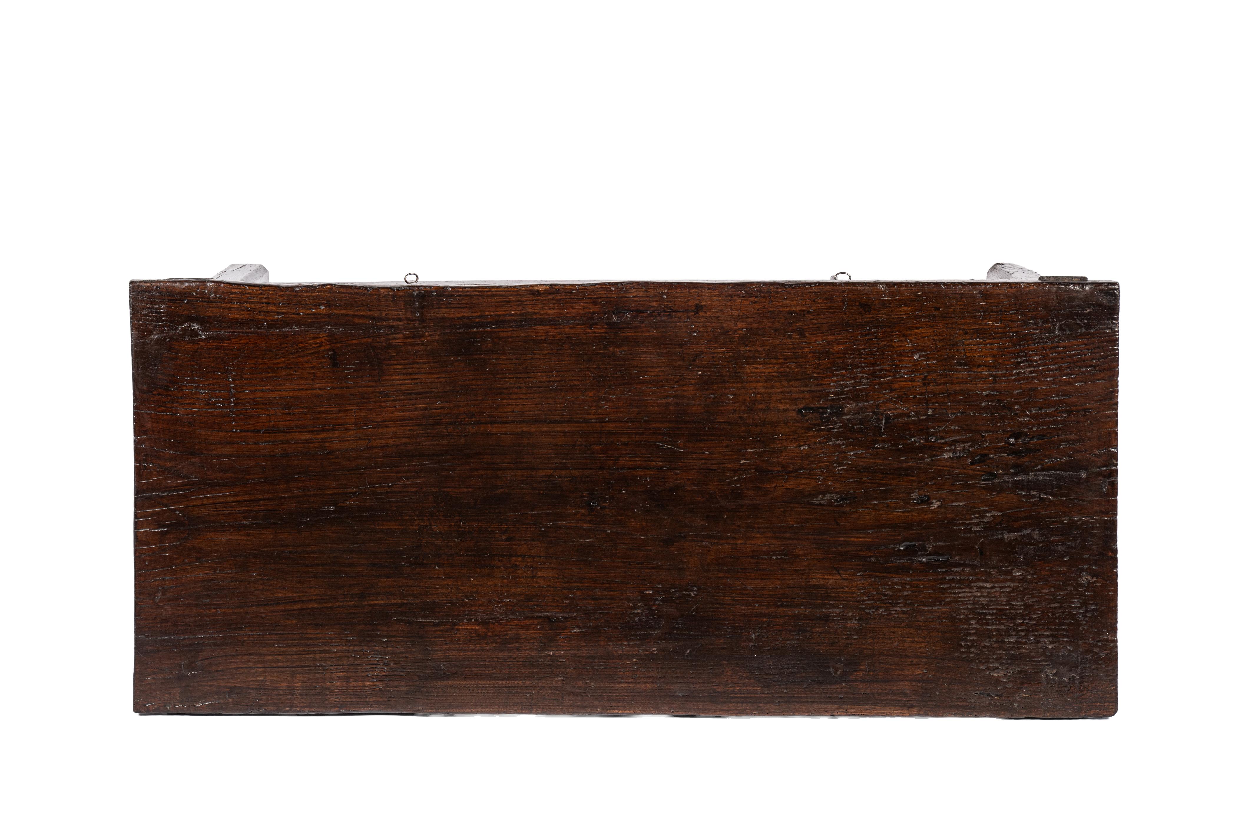 XVIIIe siècle Ancienne table basse rustique espagnole à deux tiroirs en châtaignier brun chaud du 18e siècle en vente