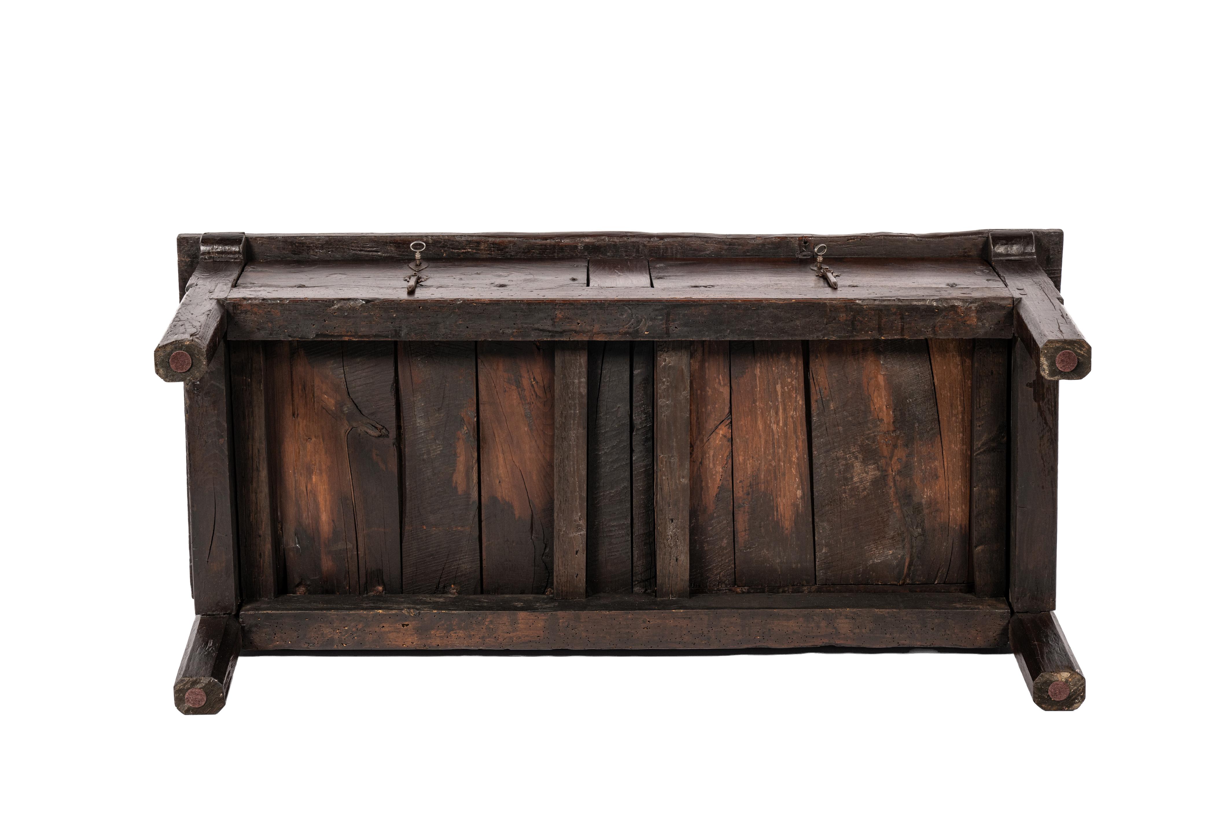 Acier Ancienne table basse rustique espagnole à deux tiroirs en châtaignier brun chaud du 18e siècle en vente