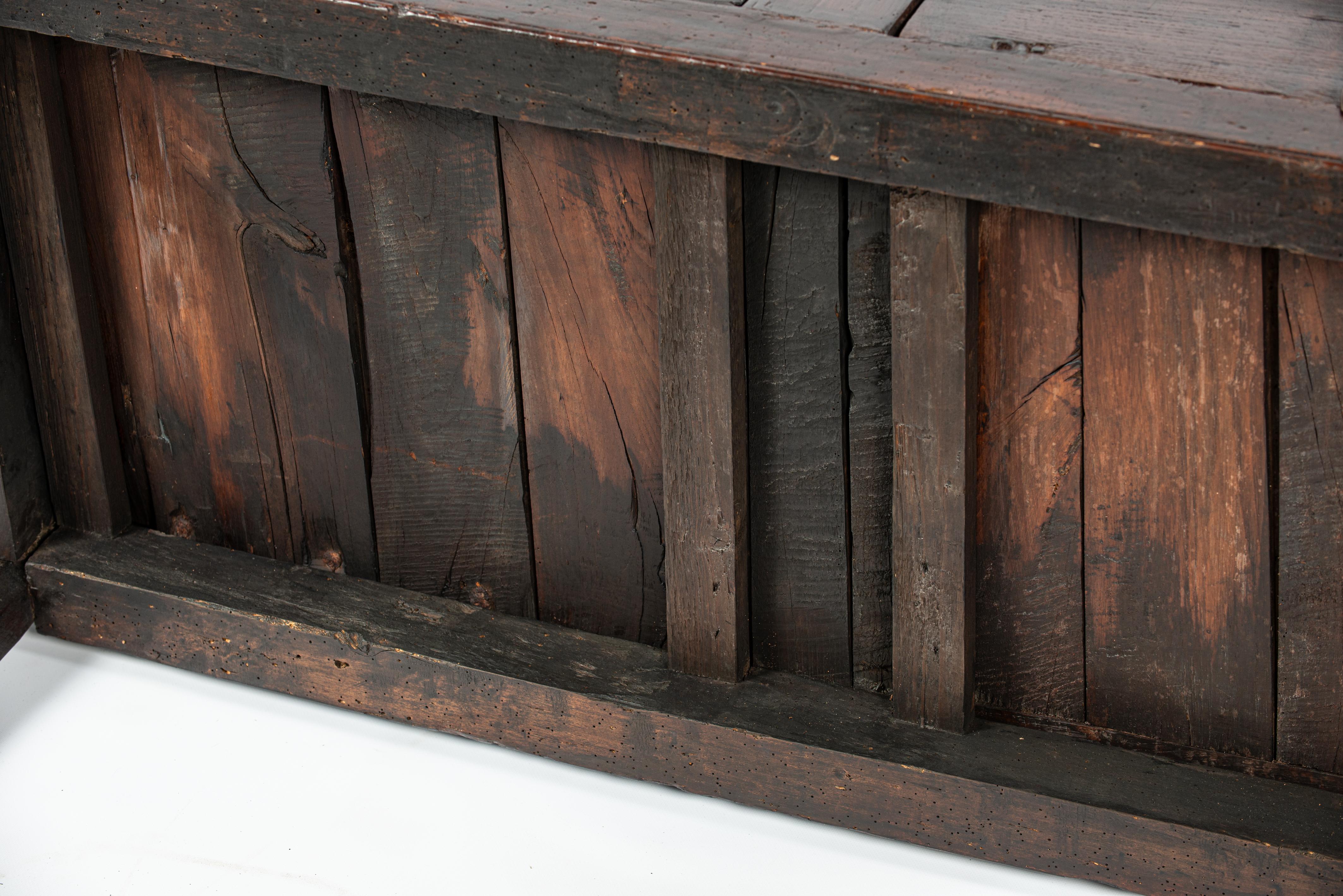 Ancienne table basse rustique espagnole à deux tiroirs en châtaignier brun chaud du 18e siècle en vente 1