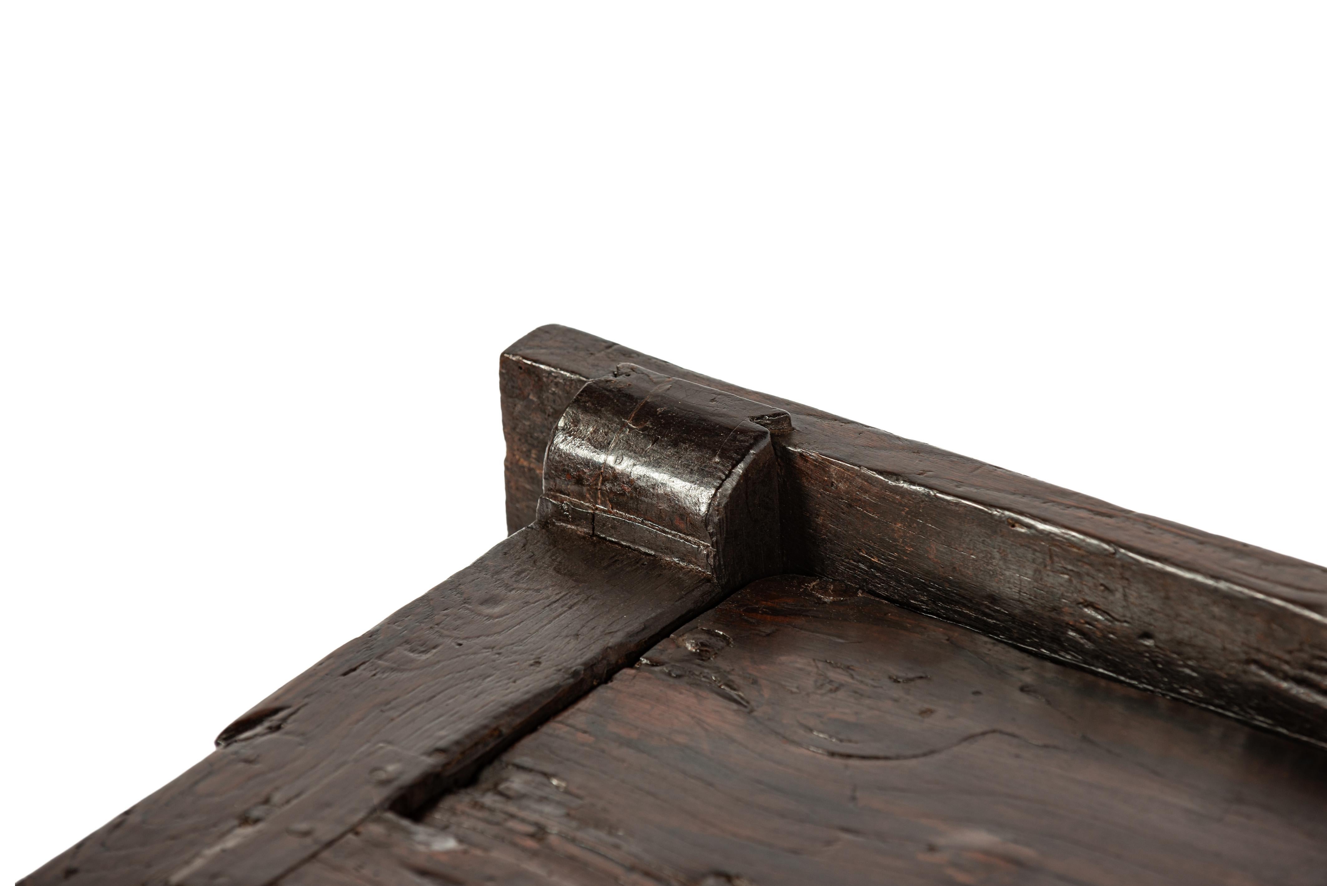 Ancienne table basse rustique espagnole à deux tiroirs en châtaignier brun chaud du 18e siècle en vente 2