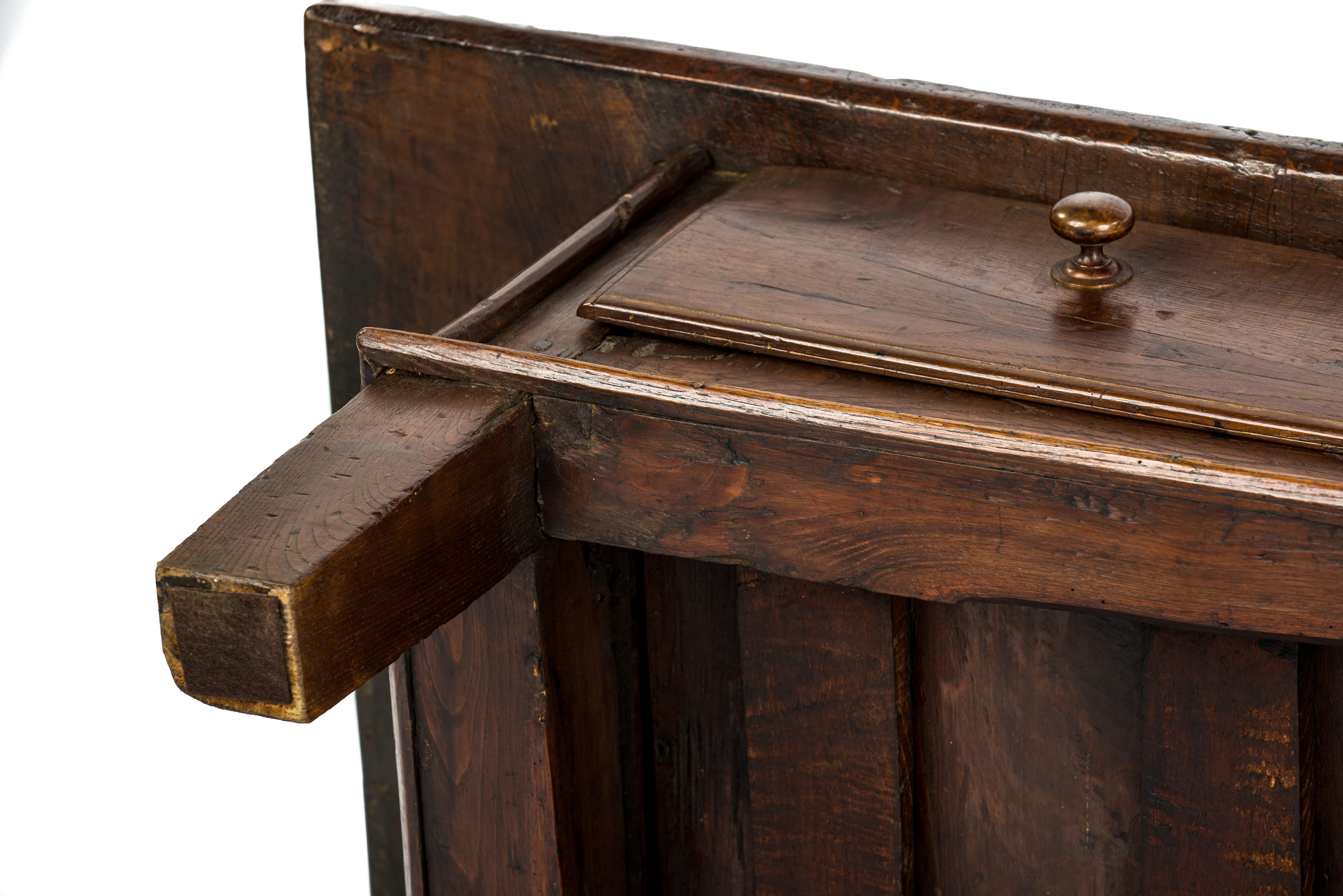 Ancienne table basse espagnole rustique du XVIIIe siècle en châtaignier marron chaud en vente 3