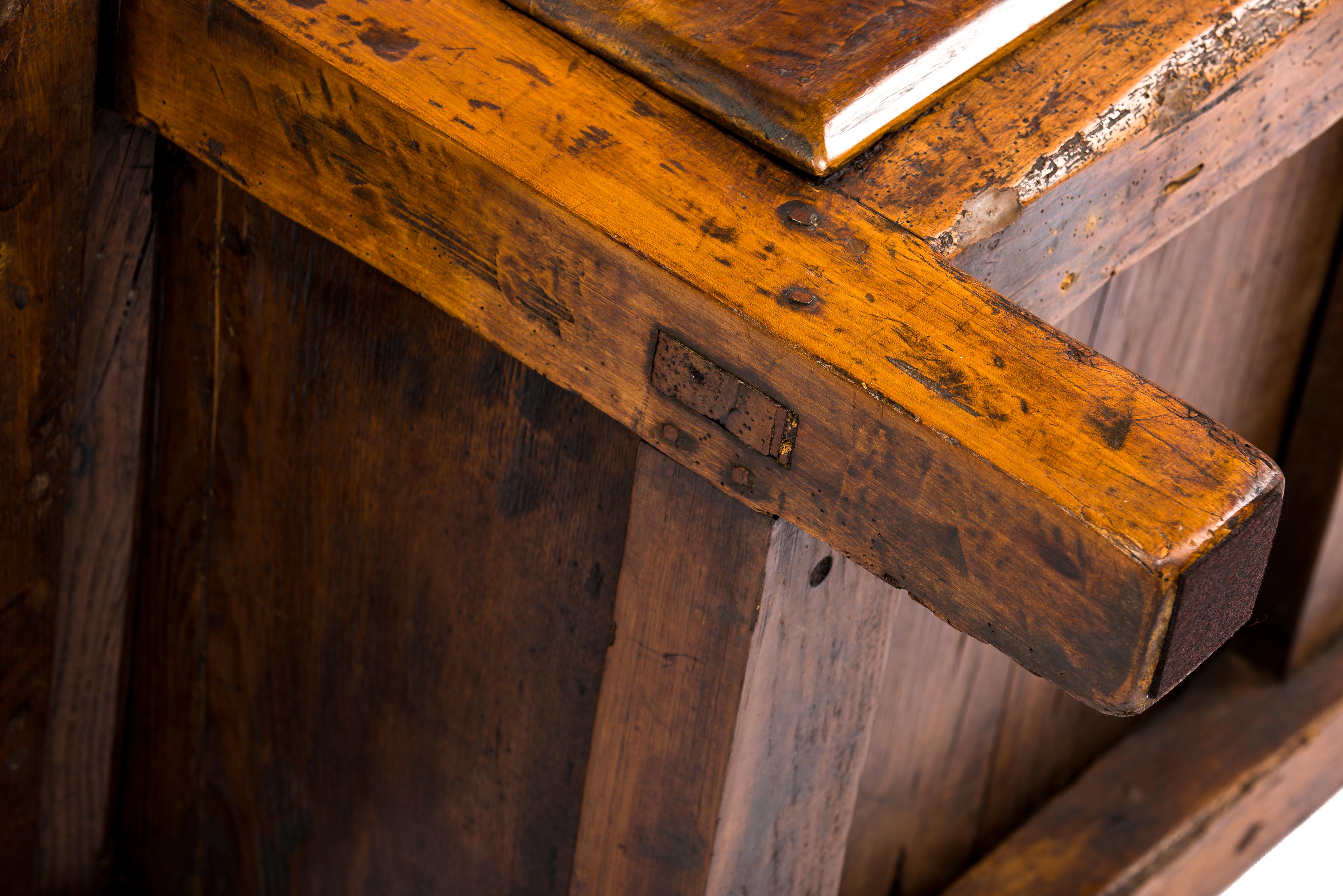 Antique 18th-Century Rustic Spanish Warm Brown Chestnut Coffee Table For Sale 4