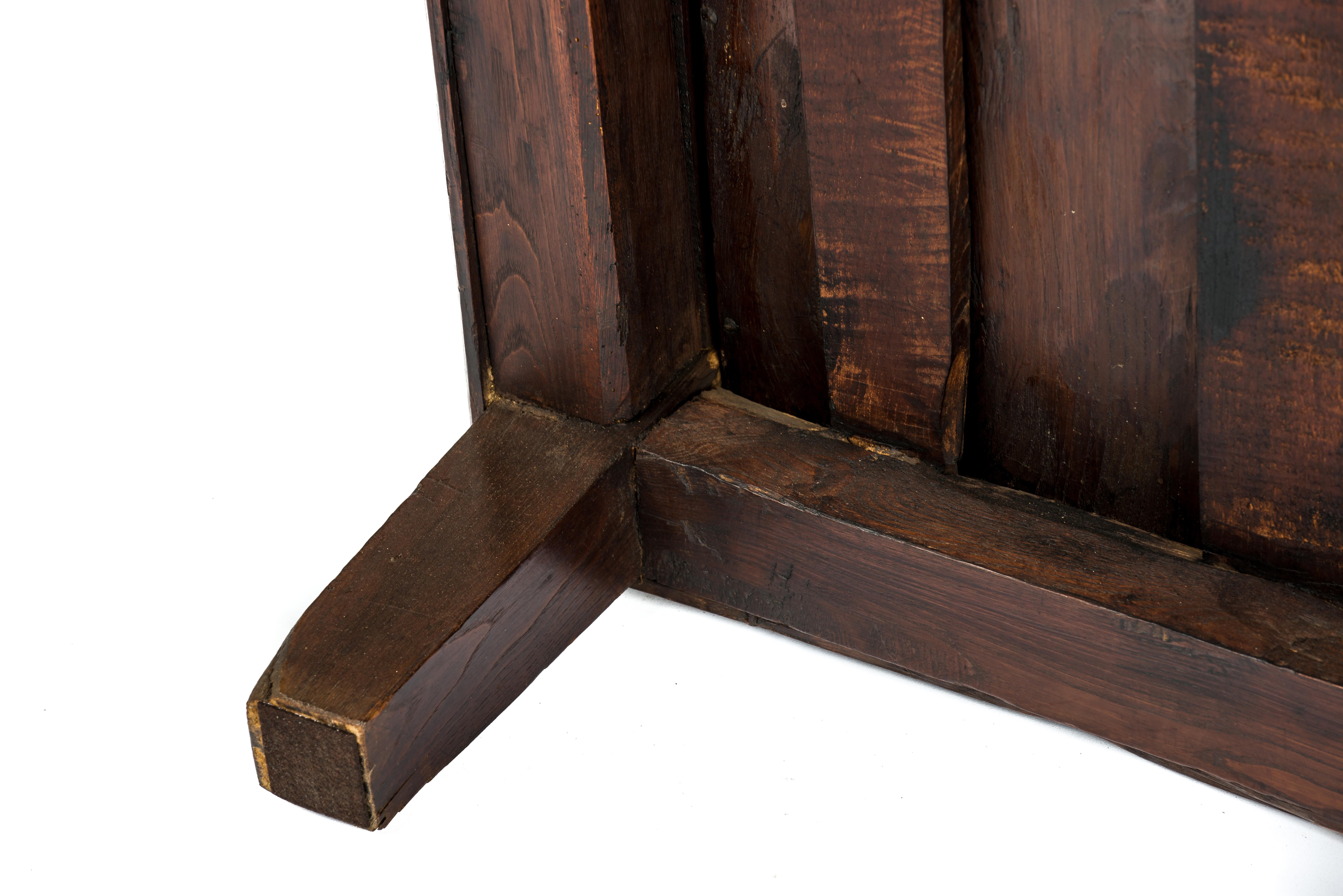 Ancienne table basse espagnole rustique du XVIIIe siècle en châtaignier marron chaud en vente 4
