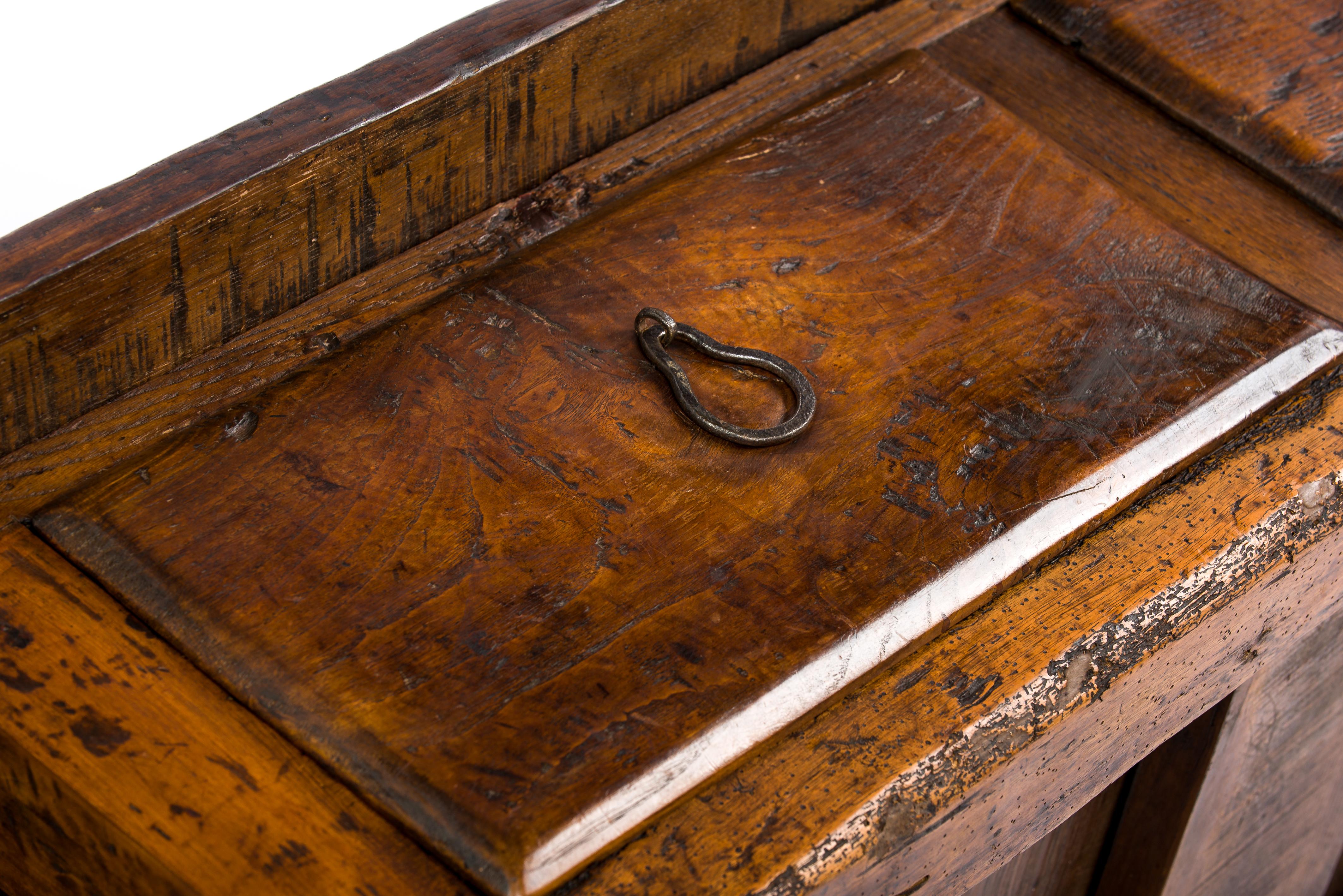 Antique 18th-Century Rustic Spanish Warm Brown Chestnut Coffee Table For Sale 5