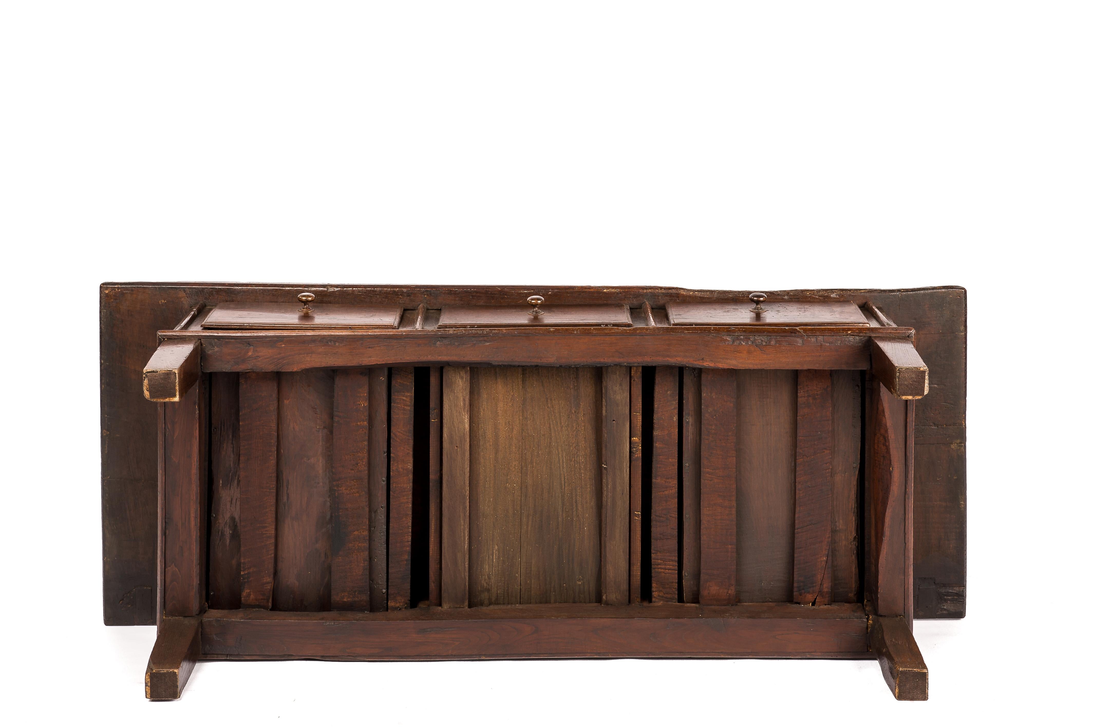 Ancienne table basse espagnole rustique du XVIIIe siècle en châtaignier marron chaud en vente 5