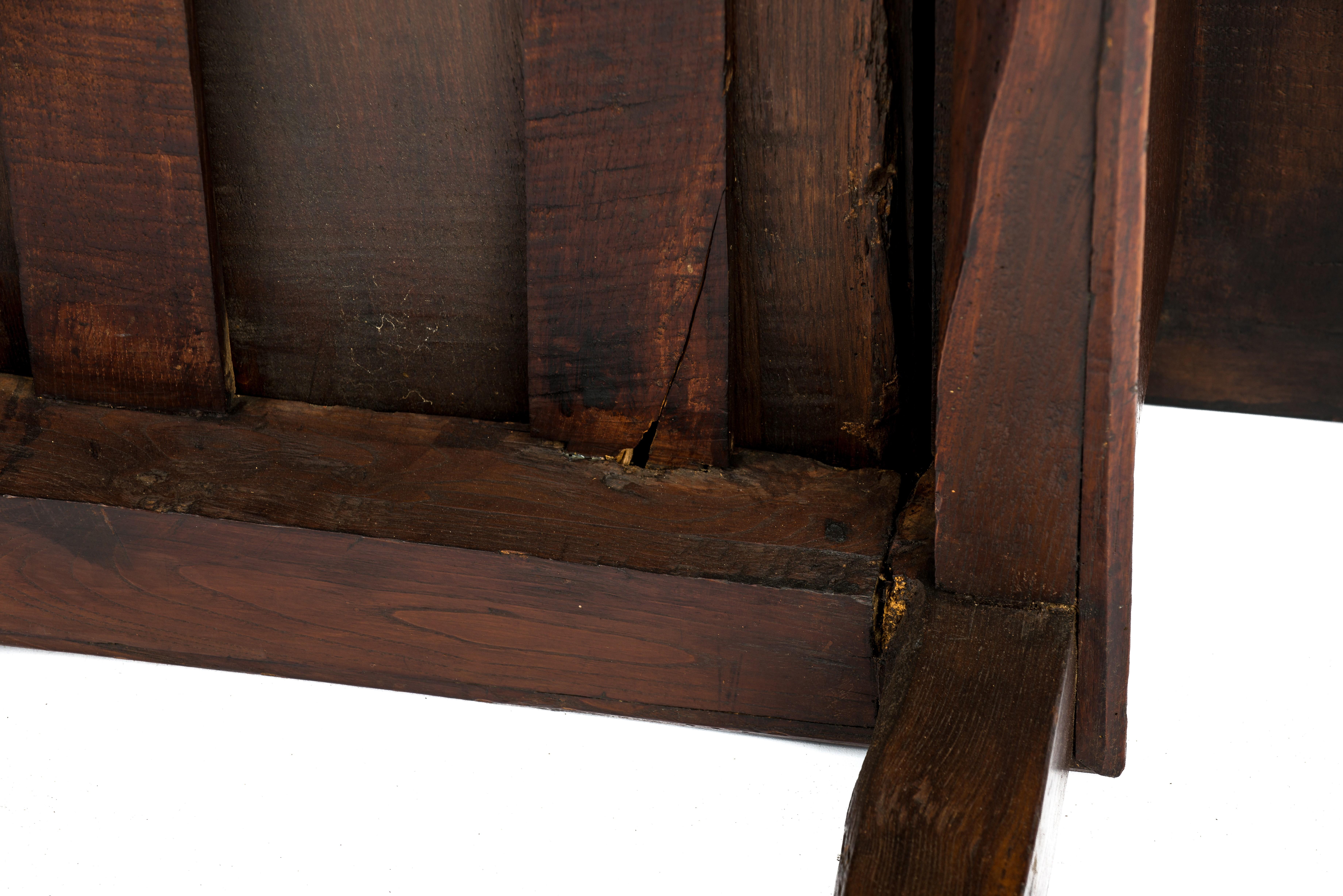 Ancienne table basse espagnole rustique du XVIIIe siècle en châtaignier marron chaud en vente 6