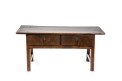 Ancienne table basse espagnole rustique du XVIIIe siècle en châtaignier marron chaud
