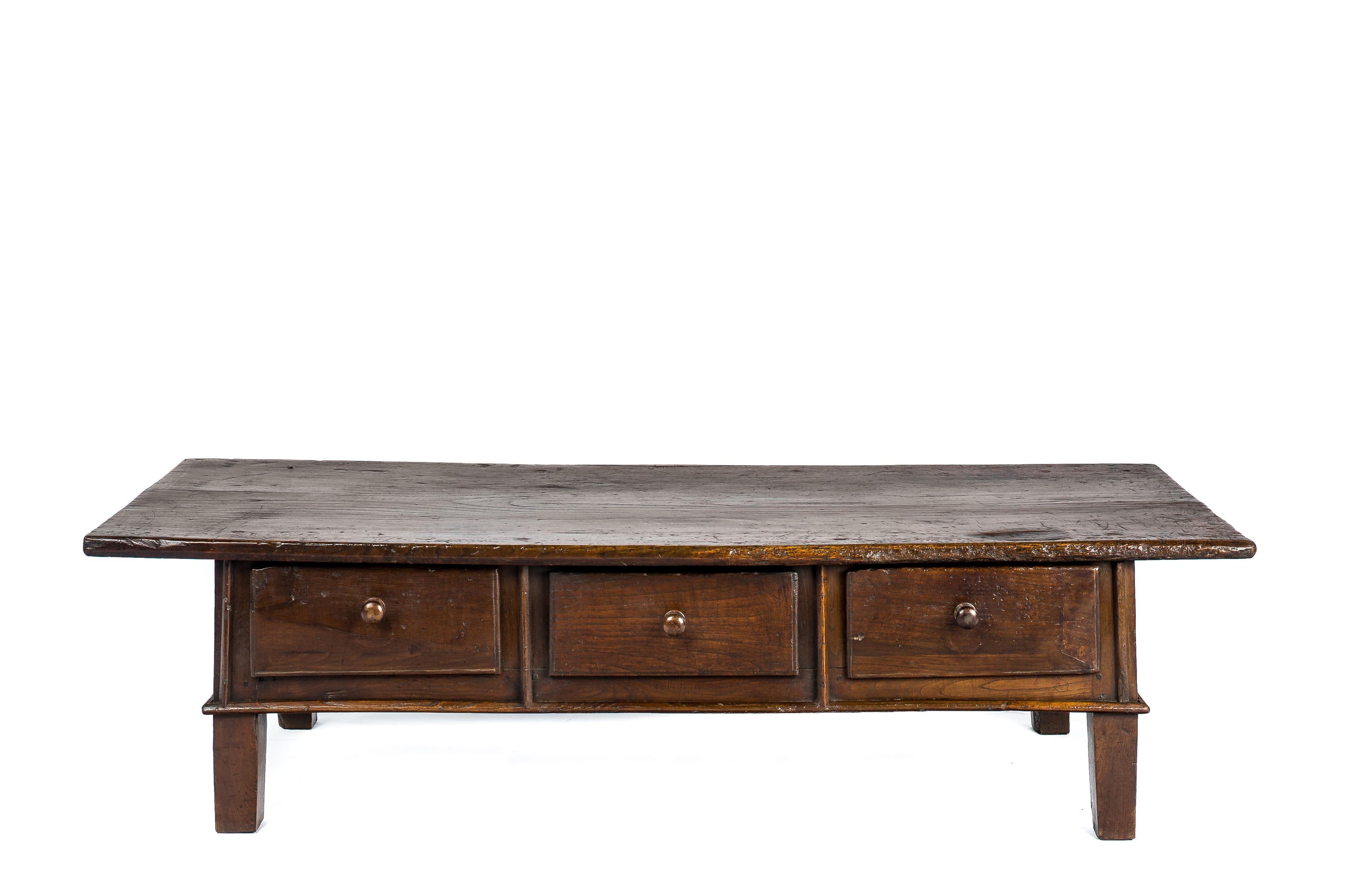This beautiful warm brown color rustic coffee table or low table originates in Spain and dates circa 1775. The table has a fantastic top that was made from a single board of solid chestnut wood of 1,4 inches thick. The top has a beautiful grain