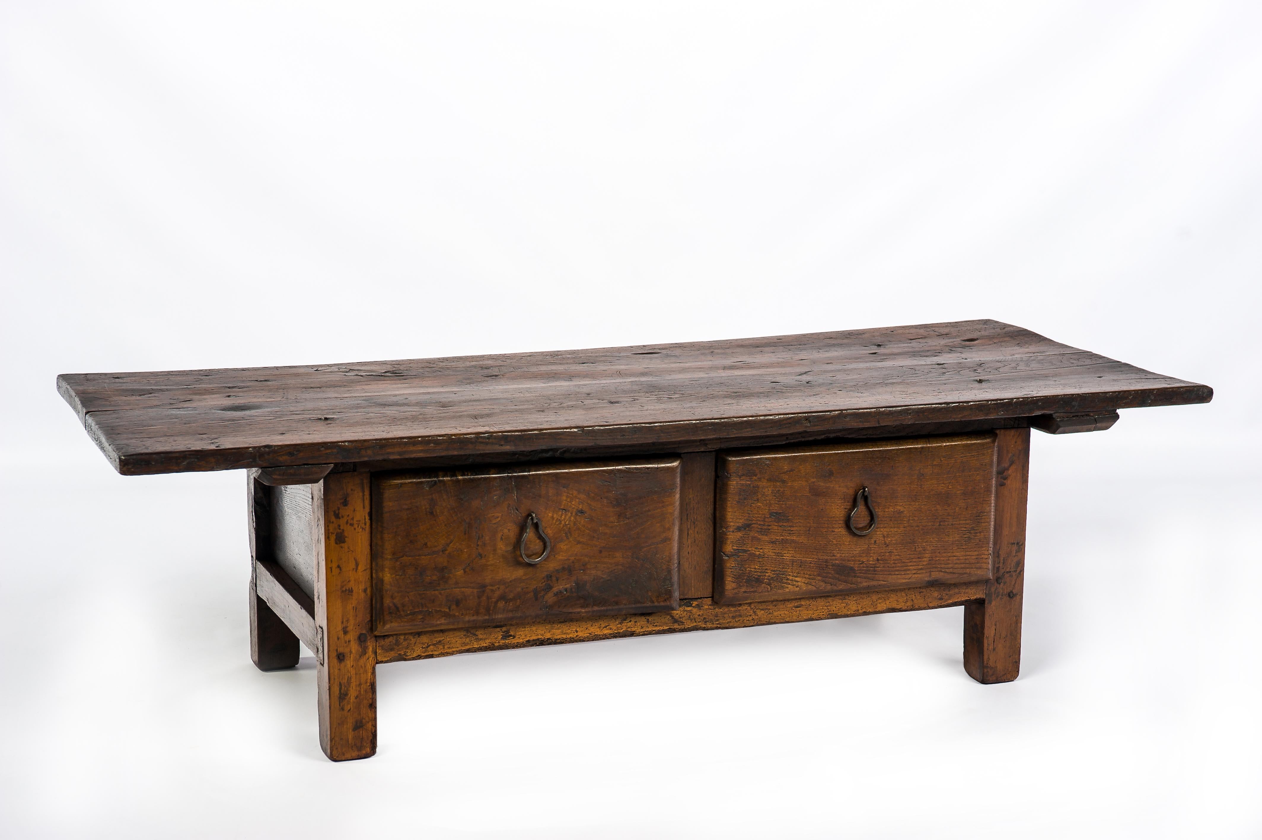 Dieser schöne rustikale Couchtisch oder niedrige Tisch in warmen Brauntönen stammt aus dem ländlichen Spanien und ist um 1750 entstanden. Der Tisch hat eine fantastische Platte, die aus zwei Brettern aus massivem Kastanienholz mit einer Dicke von
