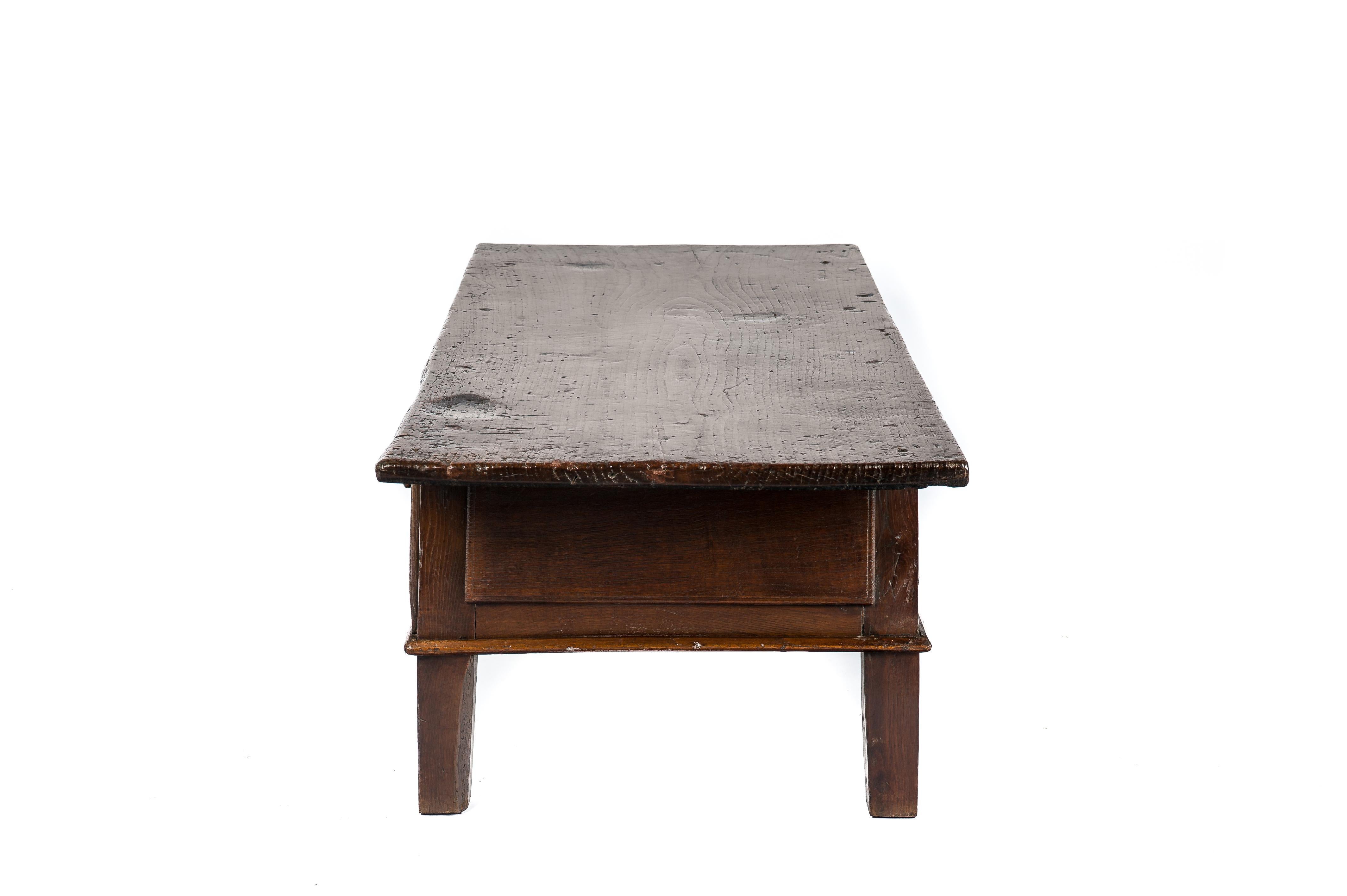 Espagnol Ancienne table basse espagnole rustique du XVIIIe siècle en châtaignier marron chaud en vente