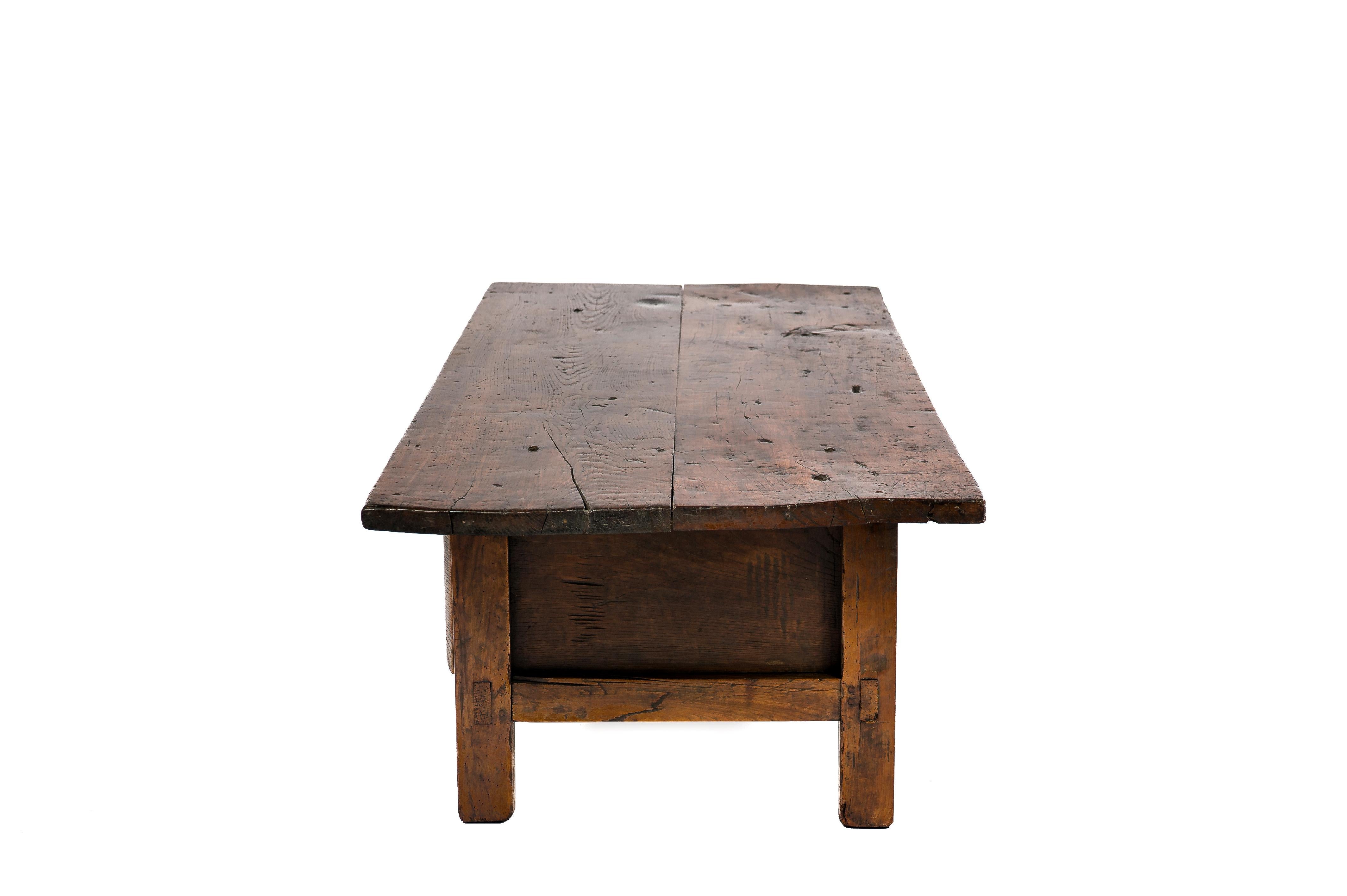 Spanish Colonial Antique 18th-Century Rustic Spanish Warm Brown Chestnut Coffee Table For Sale