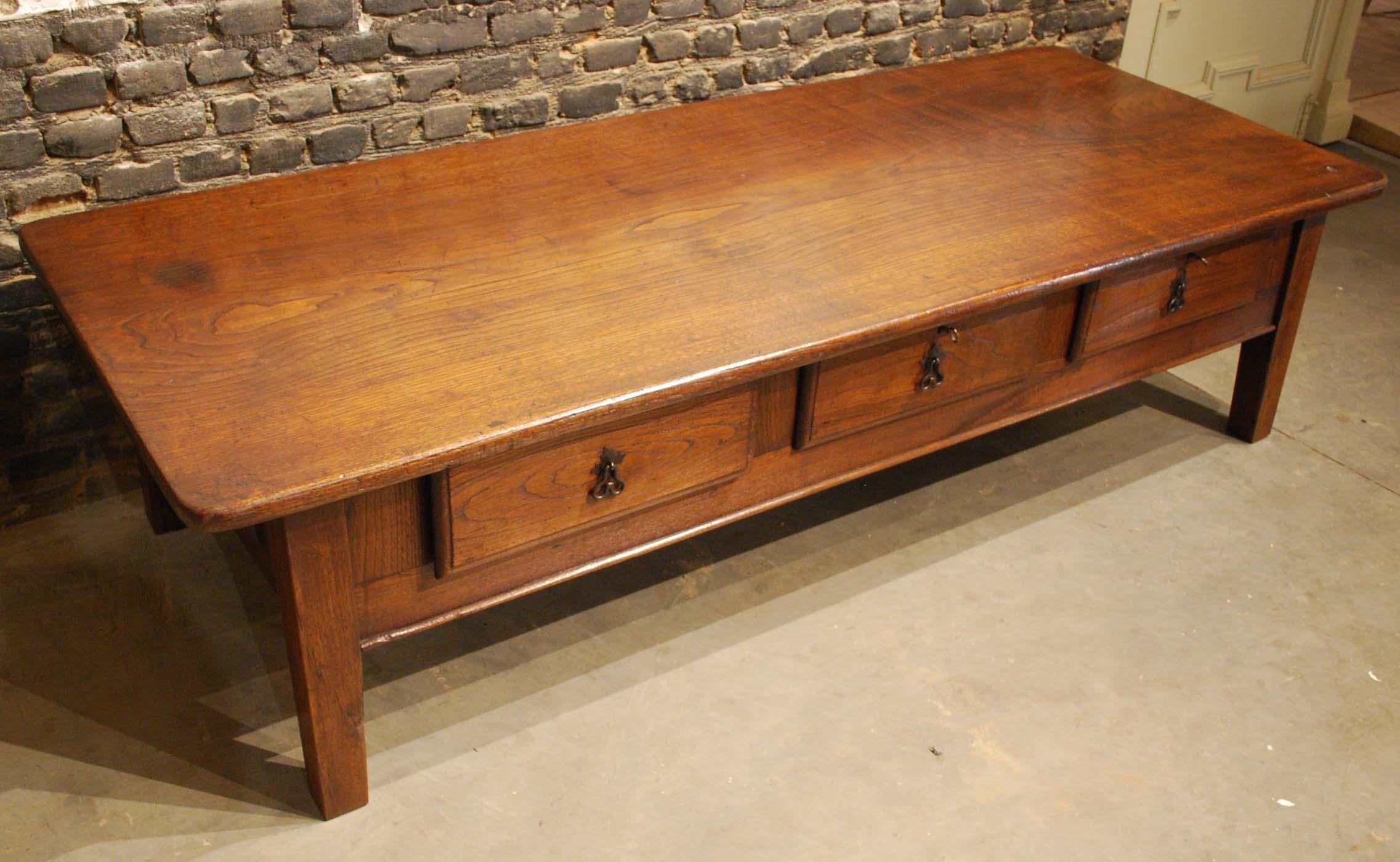 Antique 18th-Century Rustic Spanish Warm Brown Chestnut Coffee Table In Good Condition In Casteren, NL