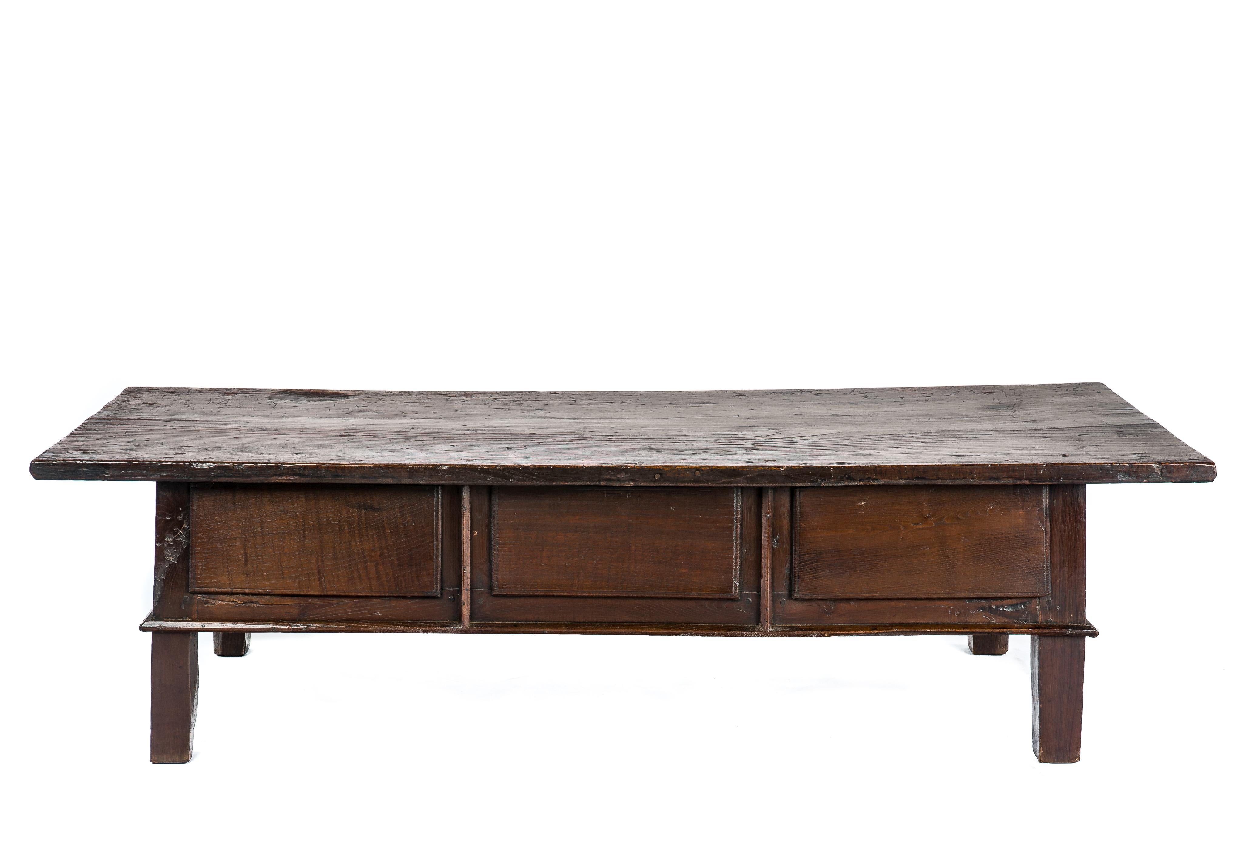 Patiné Ancienne table basse espagnole rustique du XVIIIe siècle en châtaignier marron chaud en vente