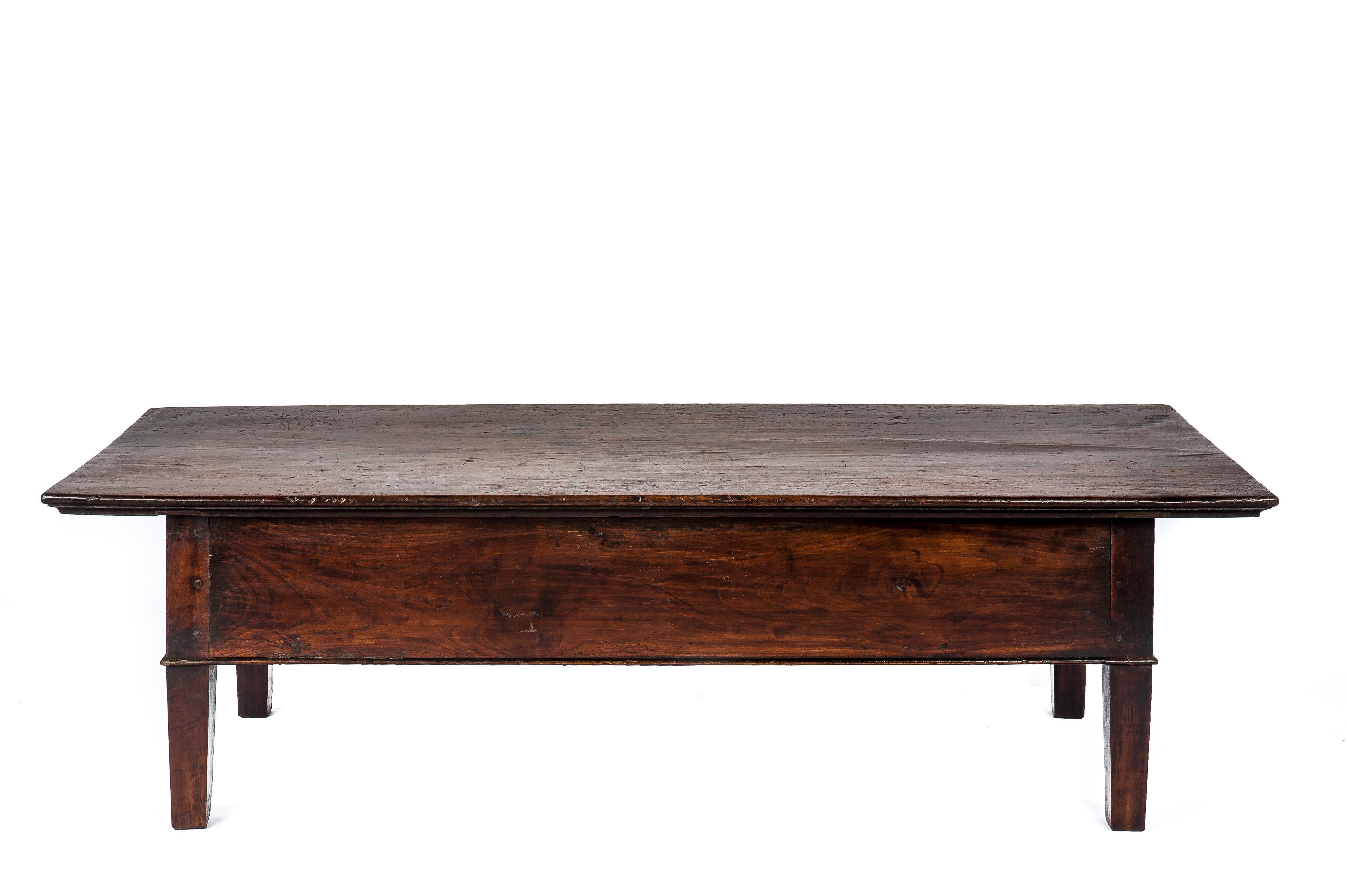 Antique 18th-Century Rustic Spanish Warm Brown Chestnut Coffee Table In Good Condition In Casteren, NL