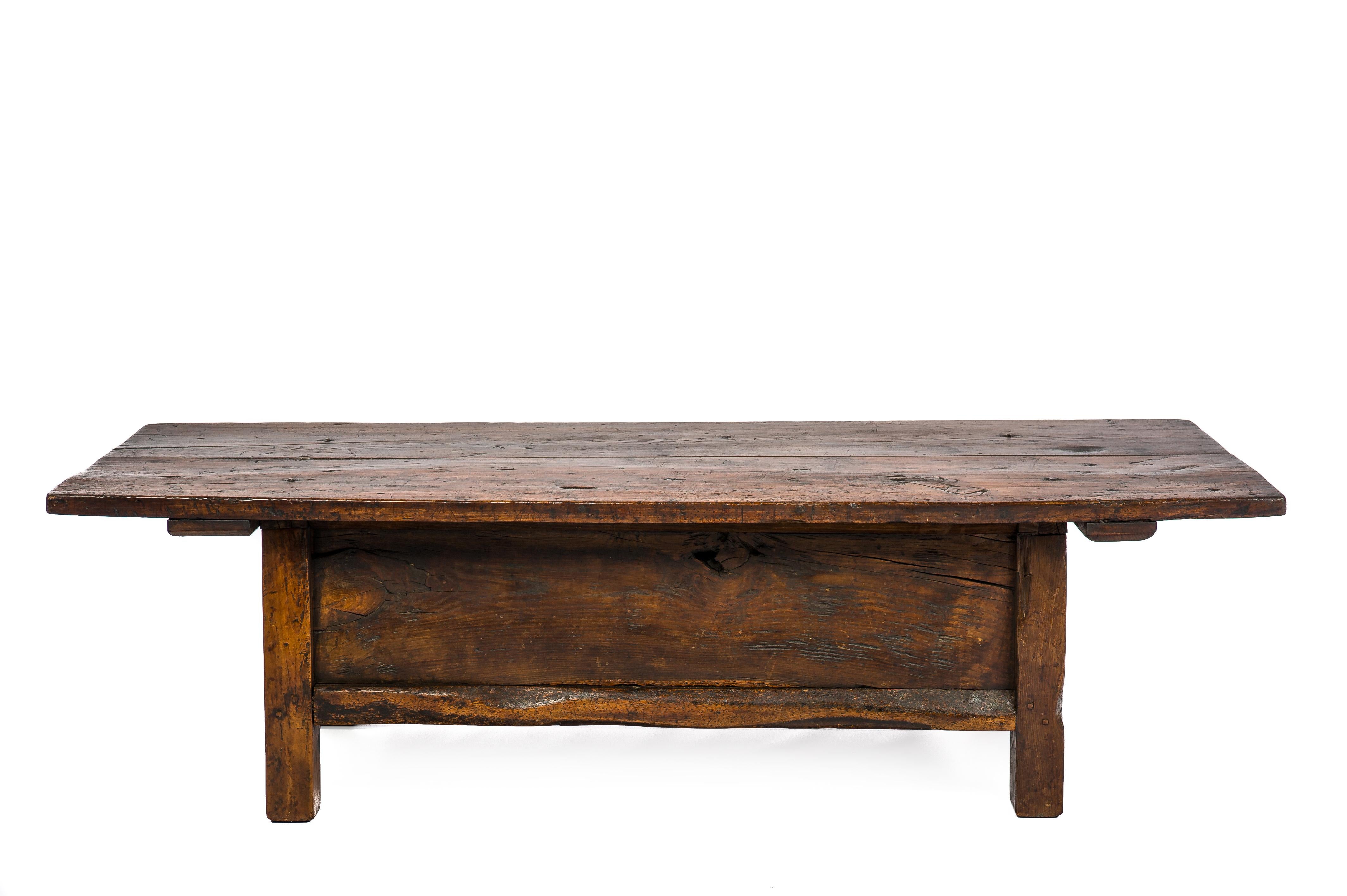 Antique 18th-Century Rustic Spanish Warm Brown Chestnut Coffee Table In Good Condition In Casteren, NL