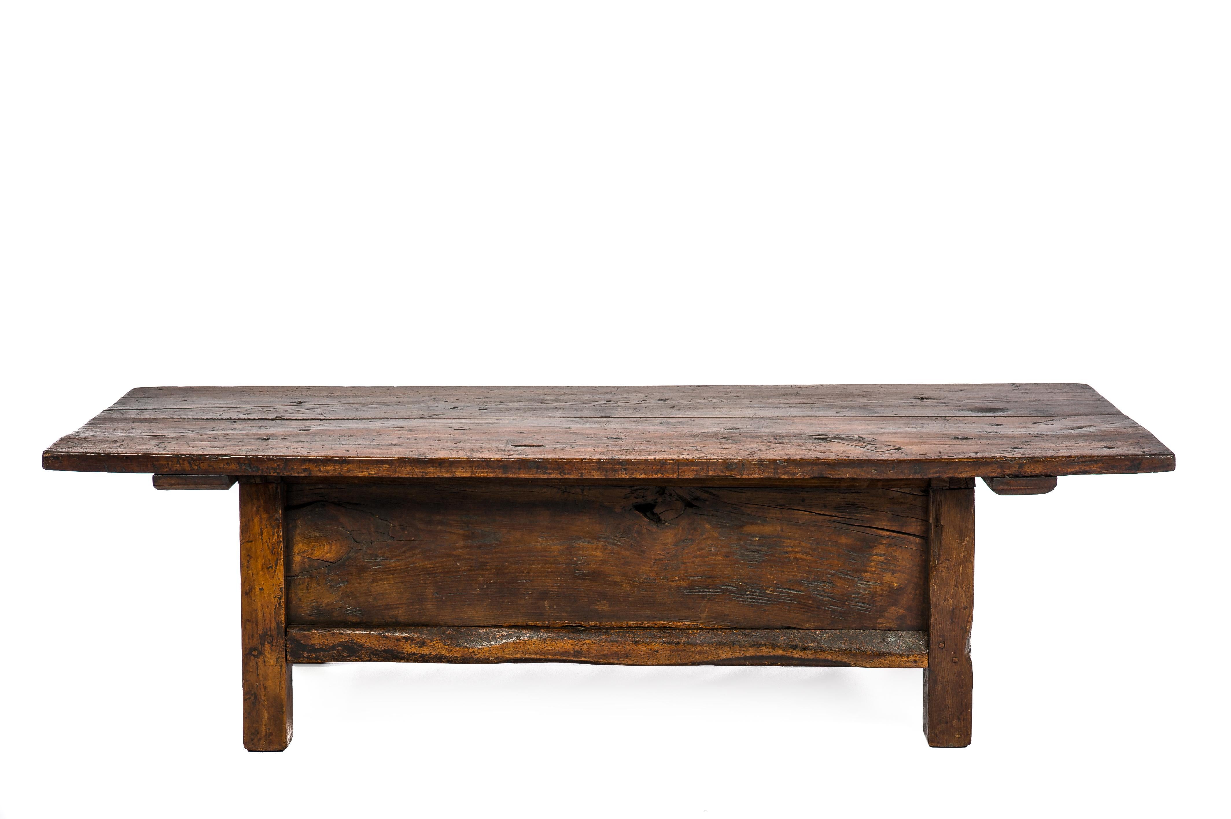 Forgé Table à café rustique espagnole du 18e siècle en châtaignier brun chaud antique en vente