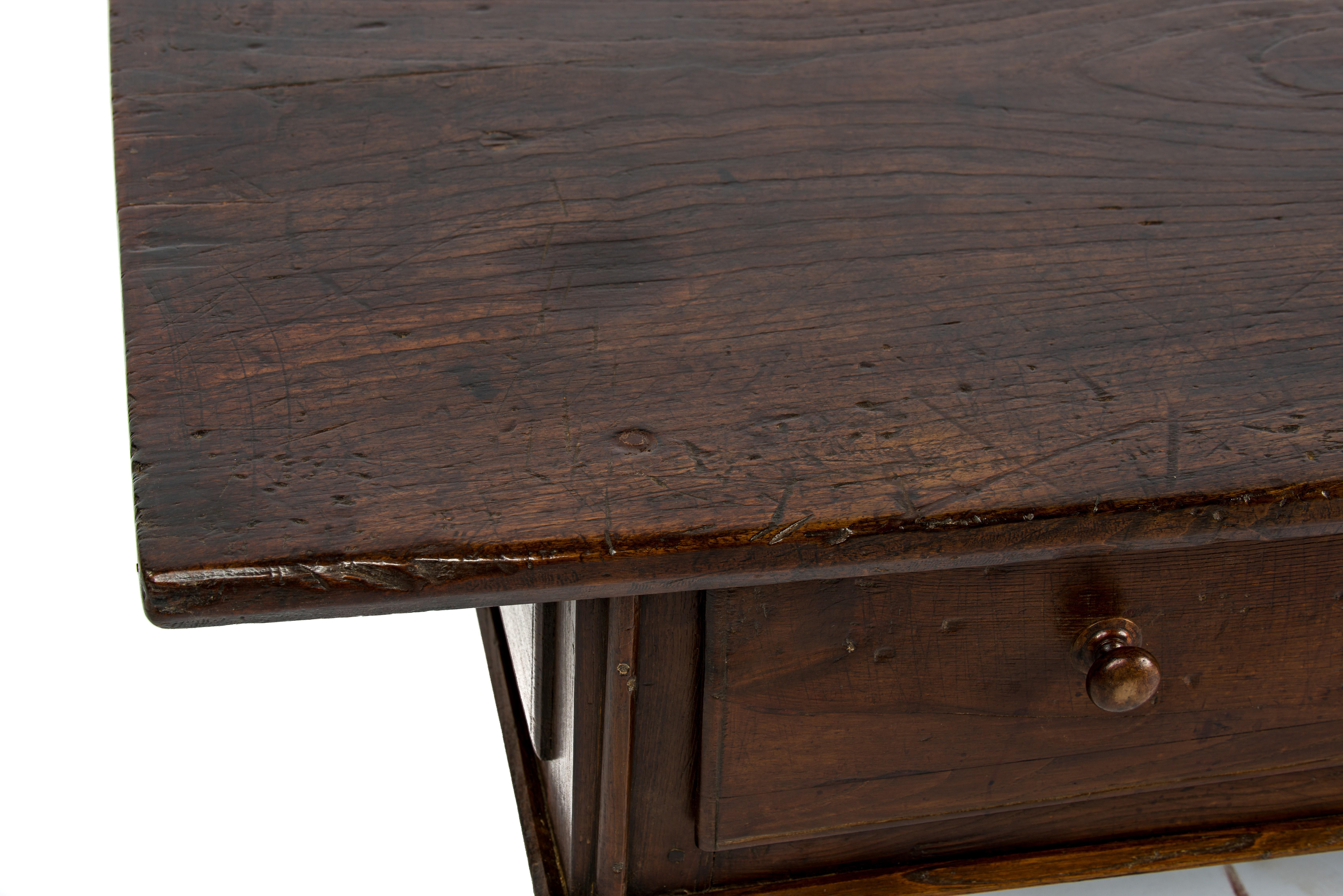 Ancienne table basse espagnole rustique du XVIIIe siècle en châtaignier marron chaud Bon état - En vente à Casteren, NL
